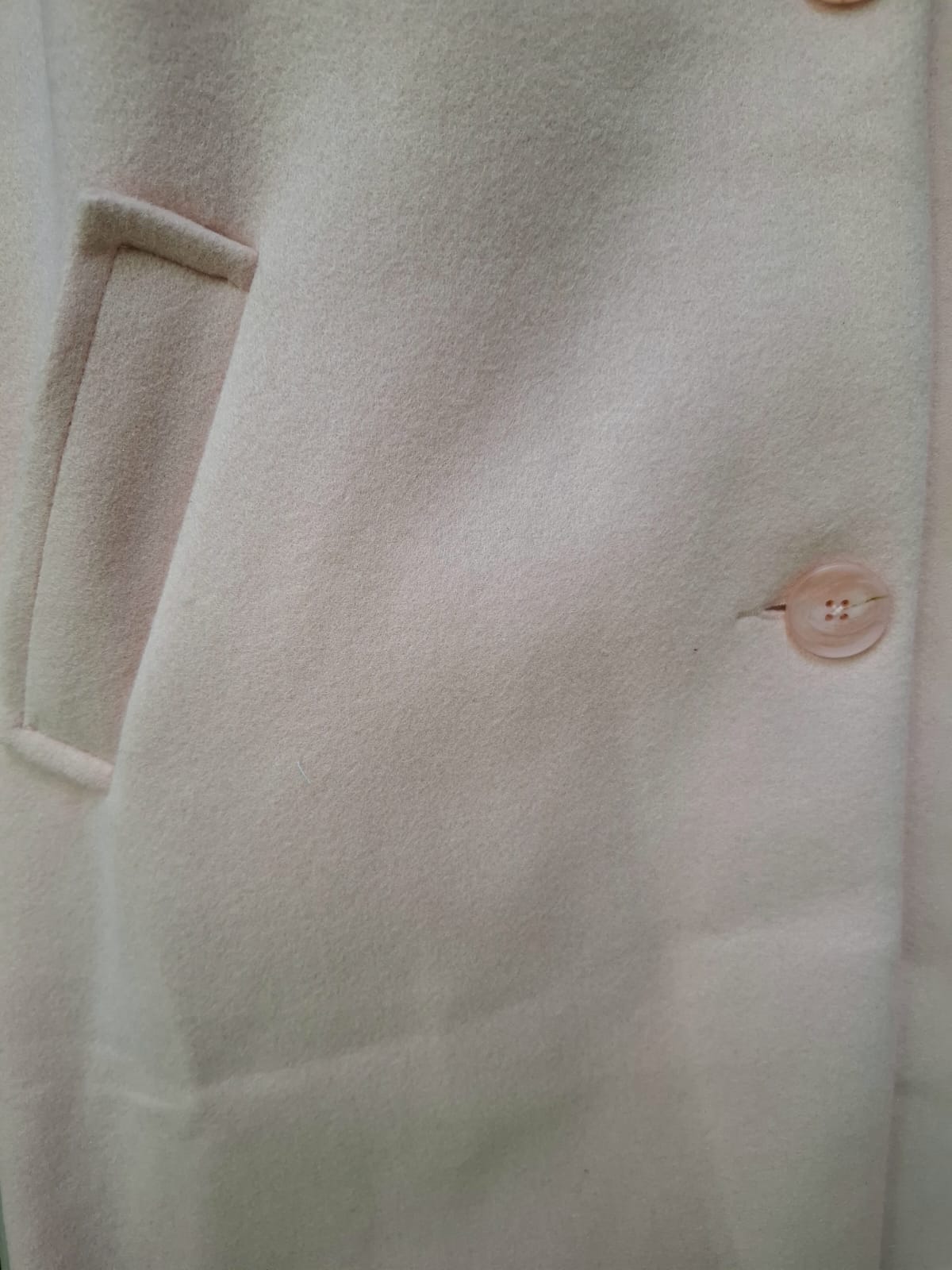 Abrigo Mildred Paño Con Botones Sin Gorro Con Cuello Bolsas A Los Costados Funcionales Para Petit y Curvy Moda Mexicana Femenina Tendencia Viral Ideal Para Temporada De Frio y Otoño