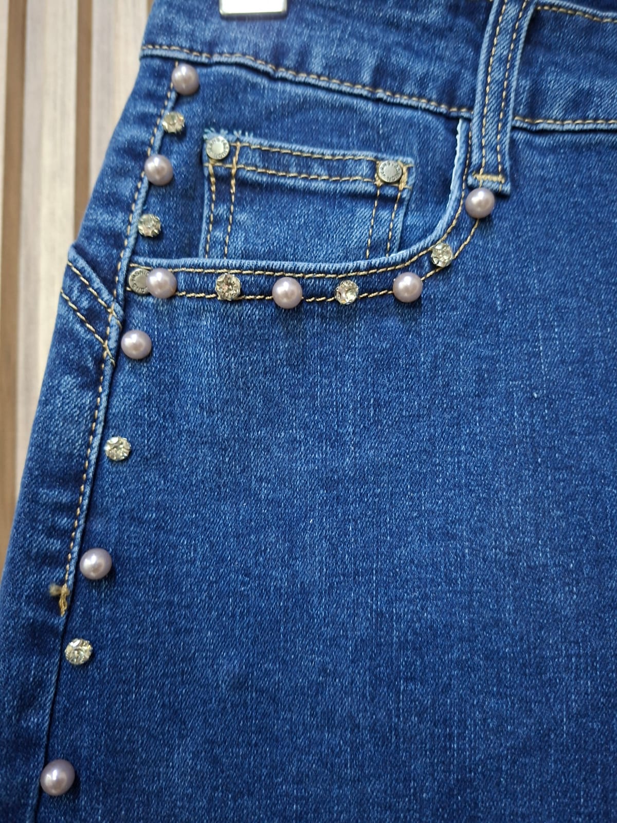 Pantalon DF175 Con Estoperol y Perlas Bolsas Funcionales Mezclilla Oscura Talla 3-13 Corte Recto Moda Femenina Tendencia Viral Petit Curvy