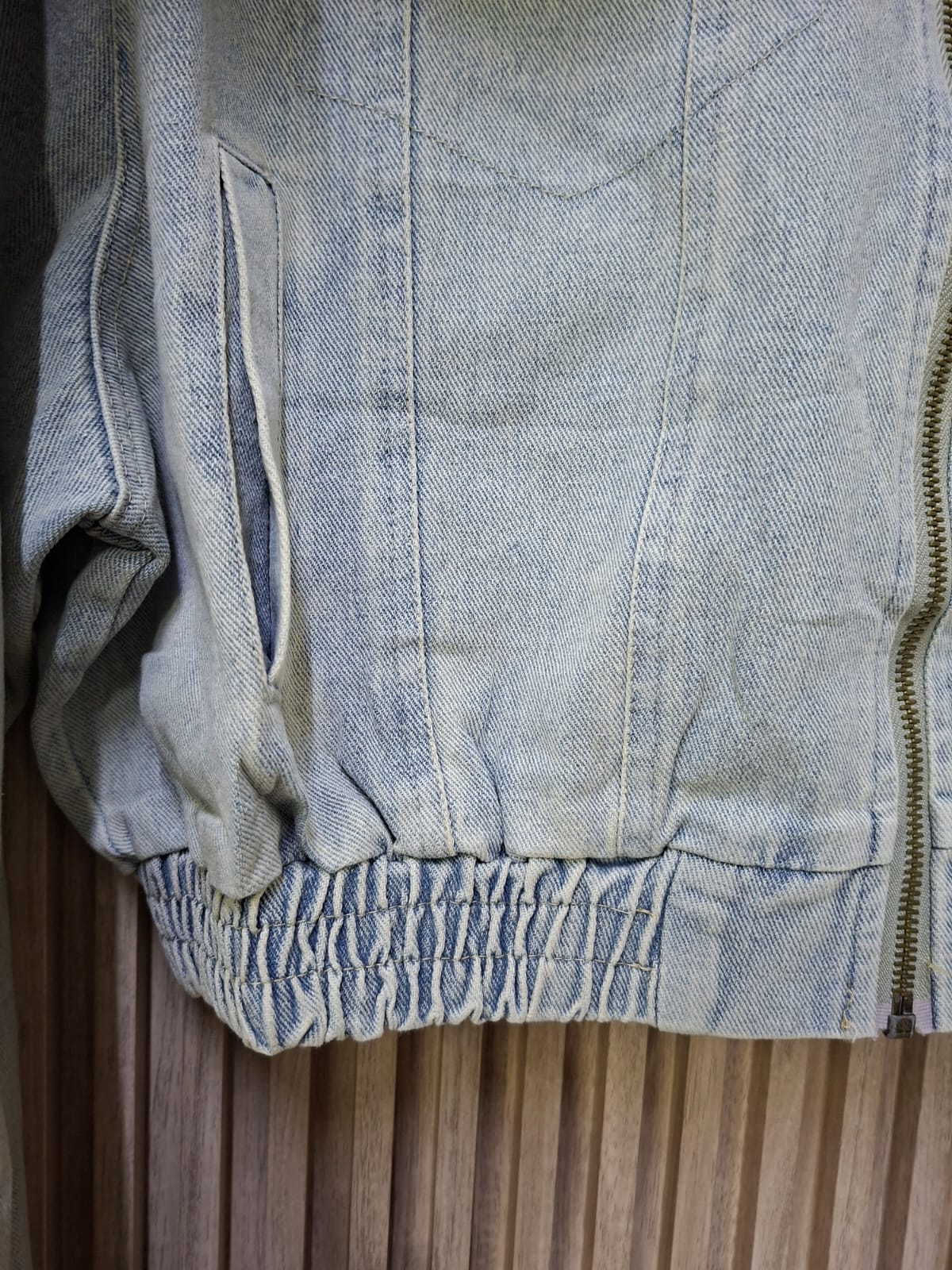 Set Auri Demi Mezclilla Claro Unico Tono Comodo y Versatil Perfecto Para El Día Día Con Bolsas Funcionales a Los Costados Talla M y G Para Curvy y Petit Pantalón De Pata Ancha Estilo Casual Atemporal Moda Femenina Mexicana