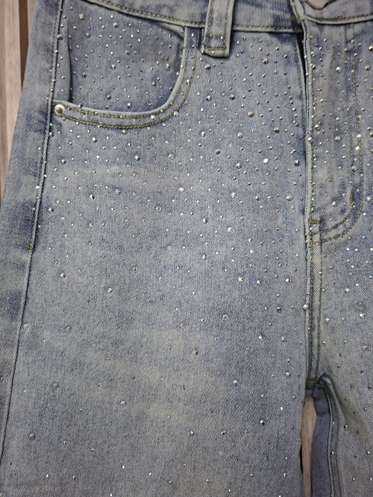 Denim con destellos D9003: La pieza clave para brillar en tus fiestas. Denim Claro, Con Bolsas Funcionales, Elegante, Para Cualquier Ocasion, Tallas De 5 A La 15, Moda Femenina, Petit y Curvy