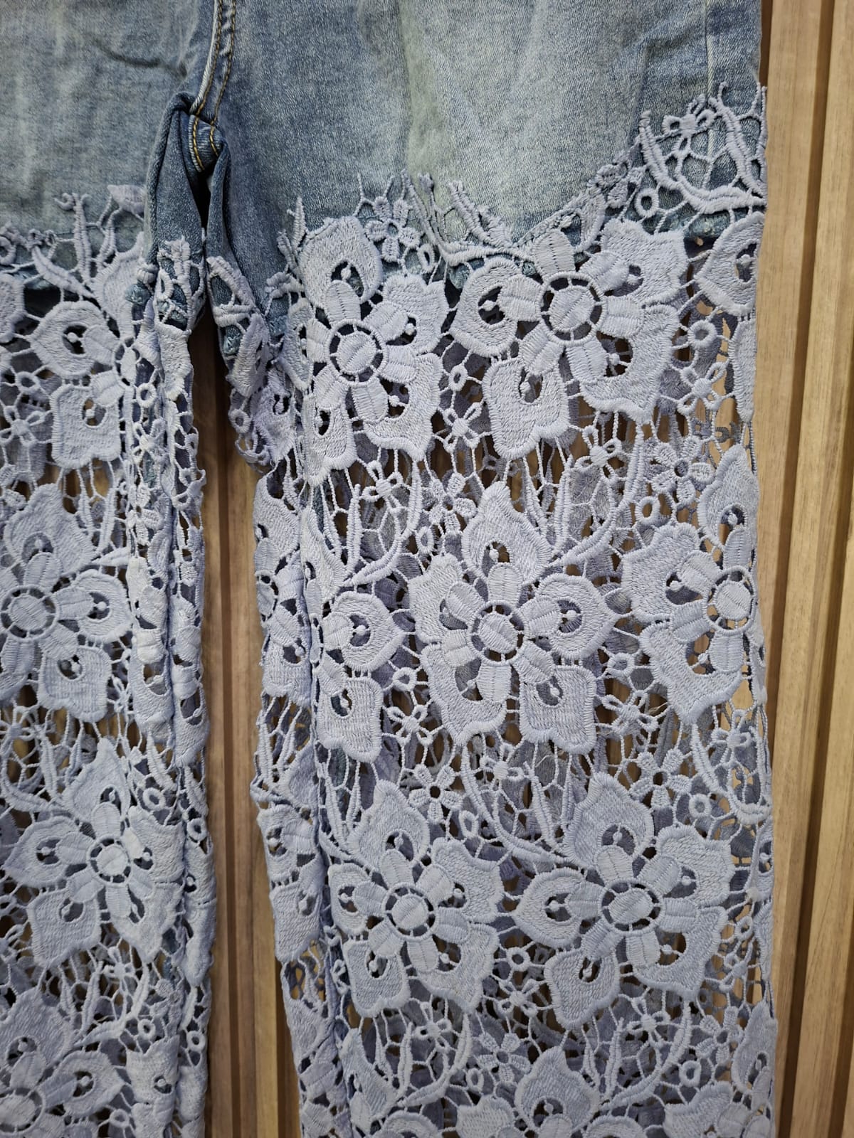 Pantalón 41487 De Encaje Floral. De Apariencia Fresca, Elegante Y Versátil, Petit, Femenino, Moderno Y Favorecdor.