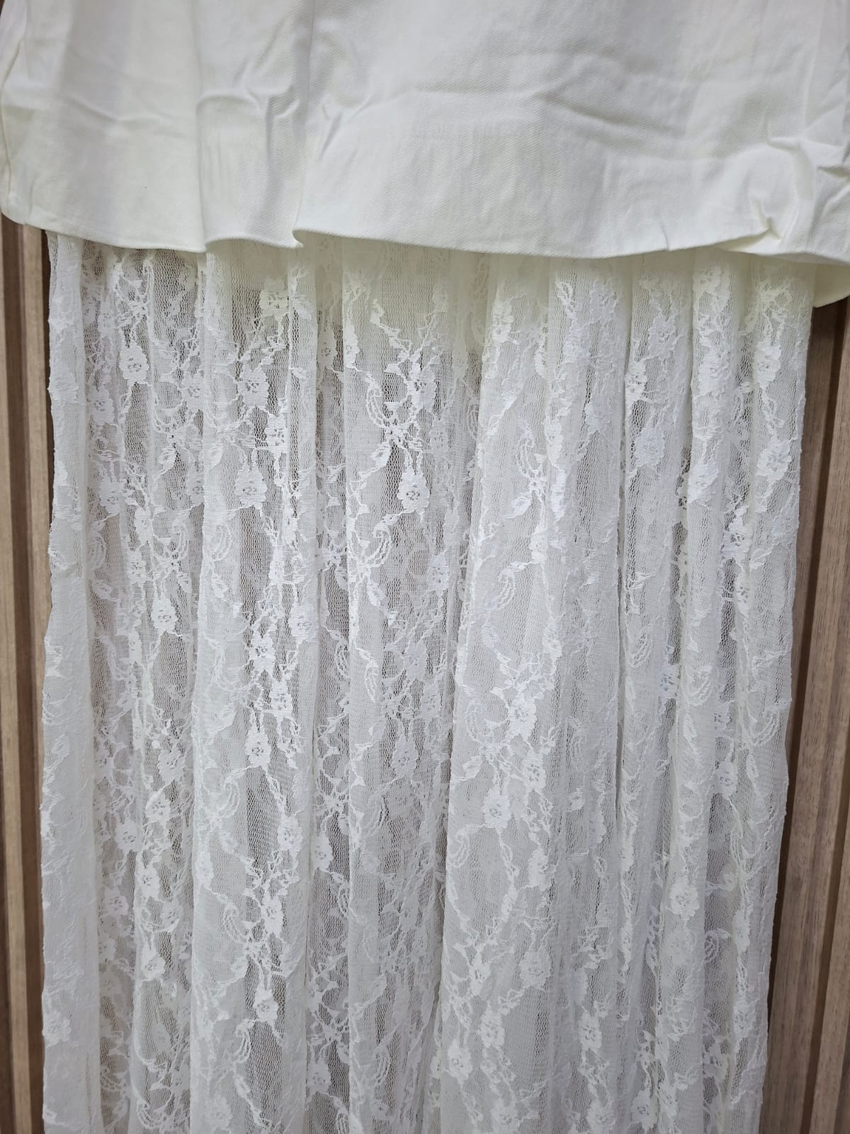 Falda 01536 Encaje de Luna. Modelo Que Combina Con Sofisticacion Y Romanticismo, Con Look Elegante, Etereo, Versatil Y Femenino.