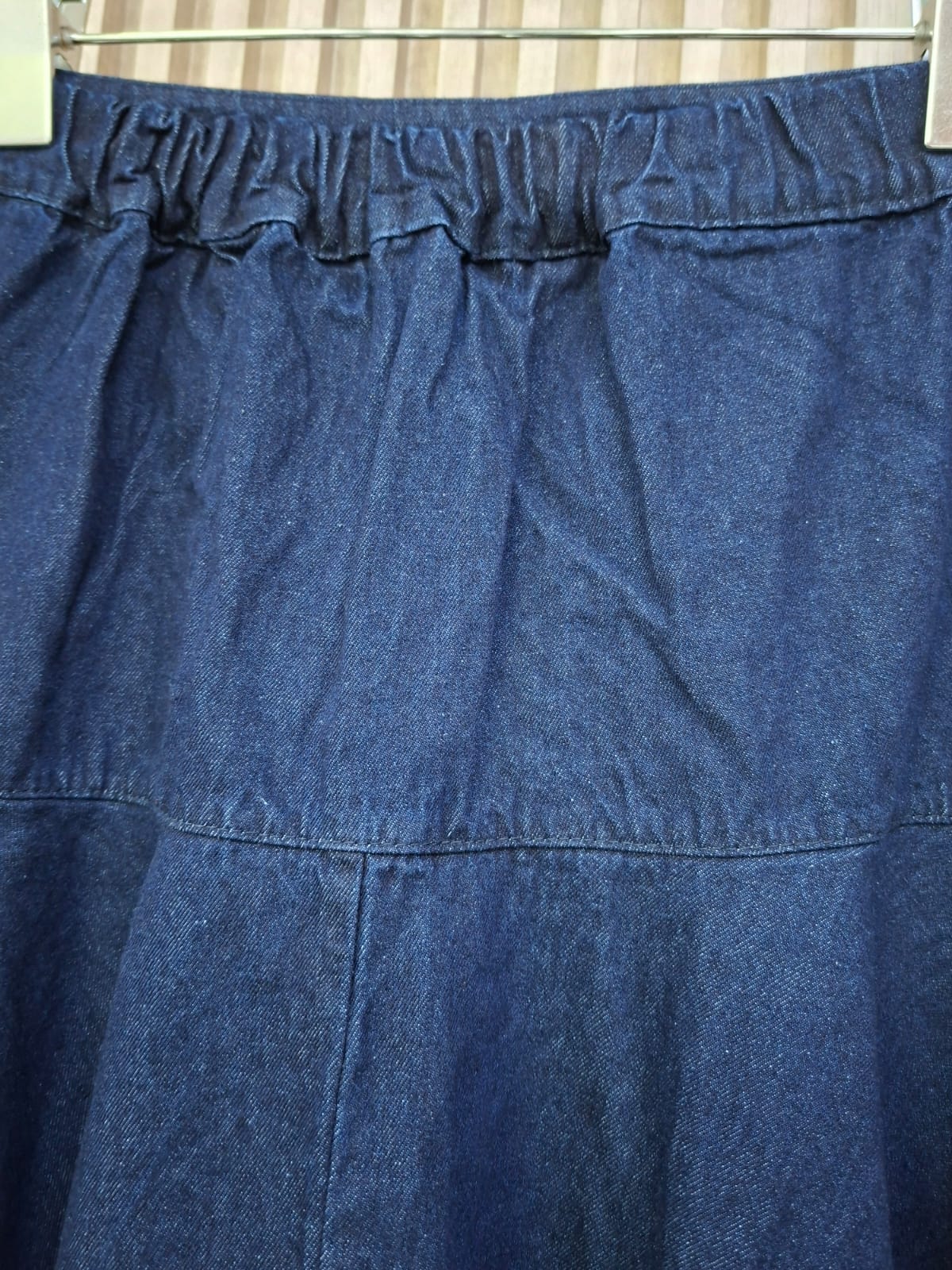 Falda Denim Arya. Este Es Un Modelo Que Ofrece Un Look Elegante Pero Casual, De Corte A, Con Un Movimiento Fluido Al Caminar Y De Silueta Favorecedora, El Largo Es Midi, Llegando Aproximadamente A Media Pantorrilla, Lo Que La Hace Sofisticada Y Versátil.