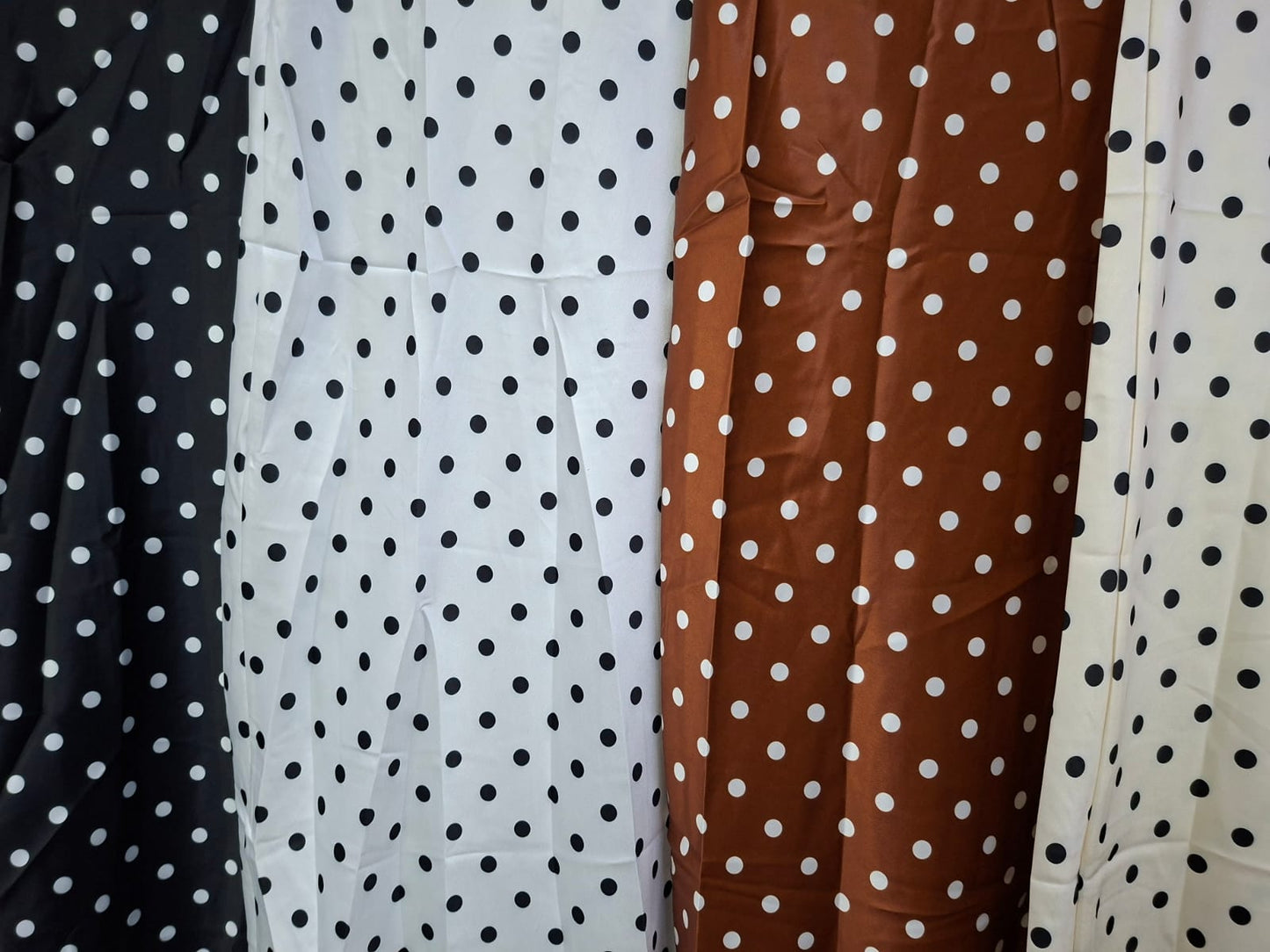 Falda Satin 059-Q26 Lunares. Modelo Sofisticado, Elegante, Femenino, Versatil, Perfecto Para Un Look De Tarde Noche, Con Tallas De CH, M Y G.