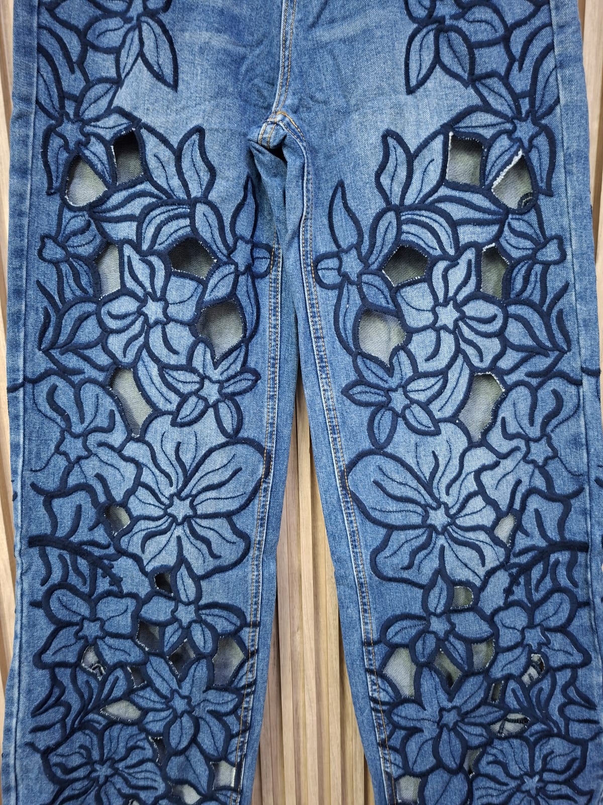 Pantalon 41479 Floral Troquelado. Modelo Enfocada En La Moda Y Tendencia, De Corte Wide Leg, Con Toque Atrevido, Chic, Sofisticado y Femenino, Perfecto Para Elevar Cualquier Look De Día O De Noch