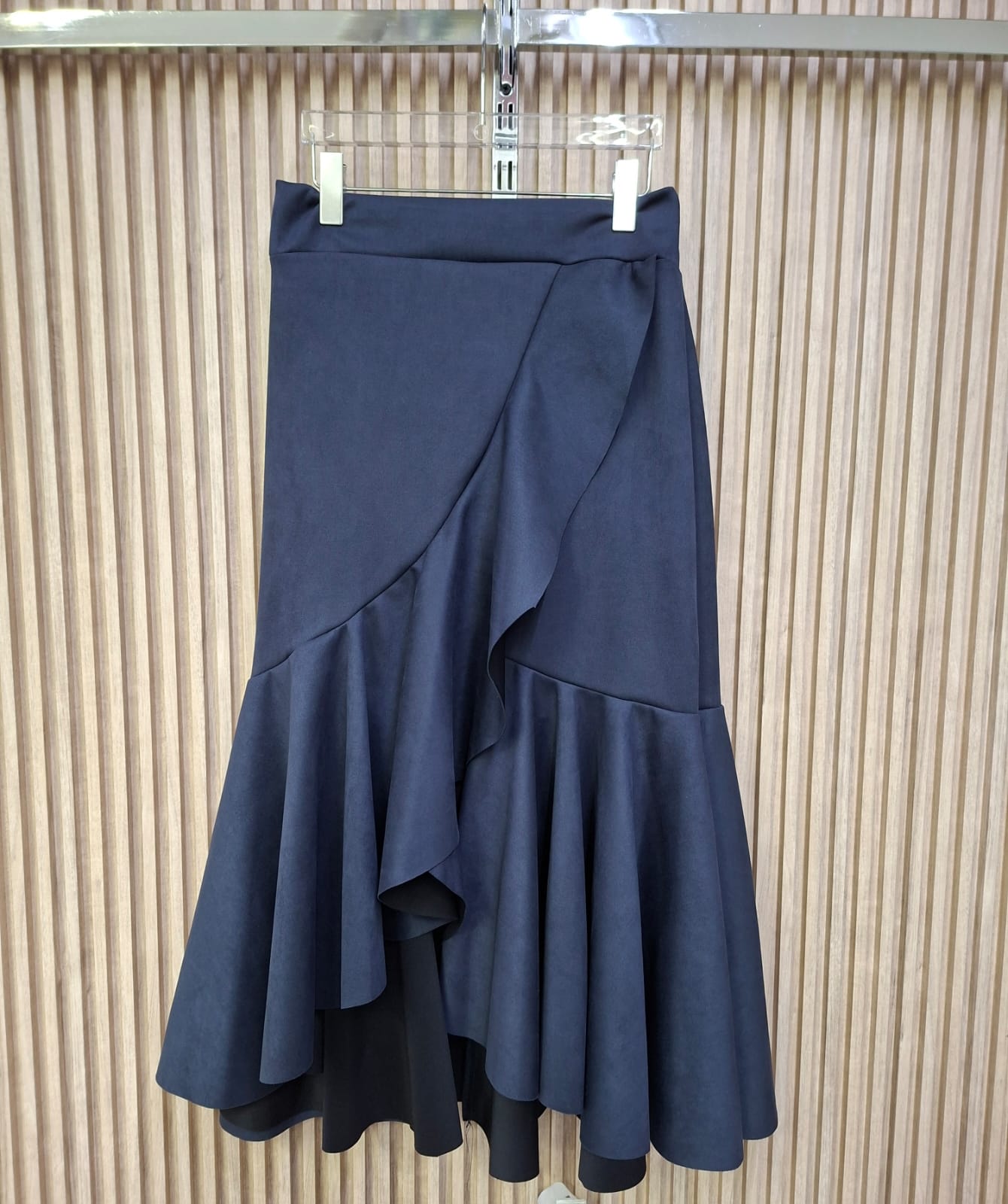 Falda Envolvente Tecno Gamuza. De Textura Suave, Con Un Elegante Y Dramatico, Femenino, Combinable.