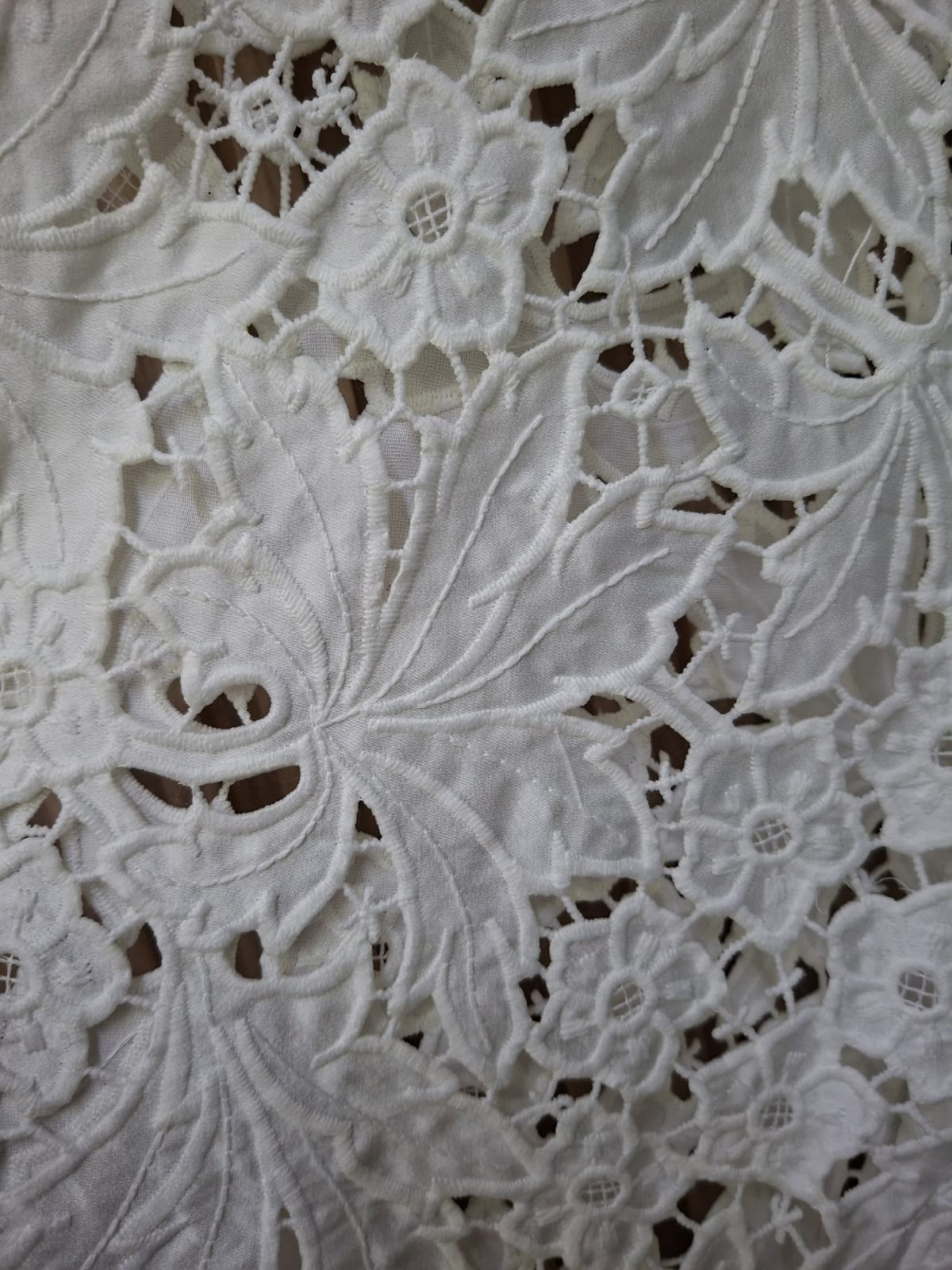 Pantalon 41486 Flowers. Comodo, Elegante, Sofisticado, Con Un Bordado Floral Satinado, Es Super Femenino, Destaca Glamour Y Versatilidad, Es La Combinacion Entre Mezclilla Y Bordado.