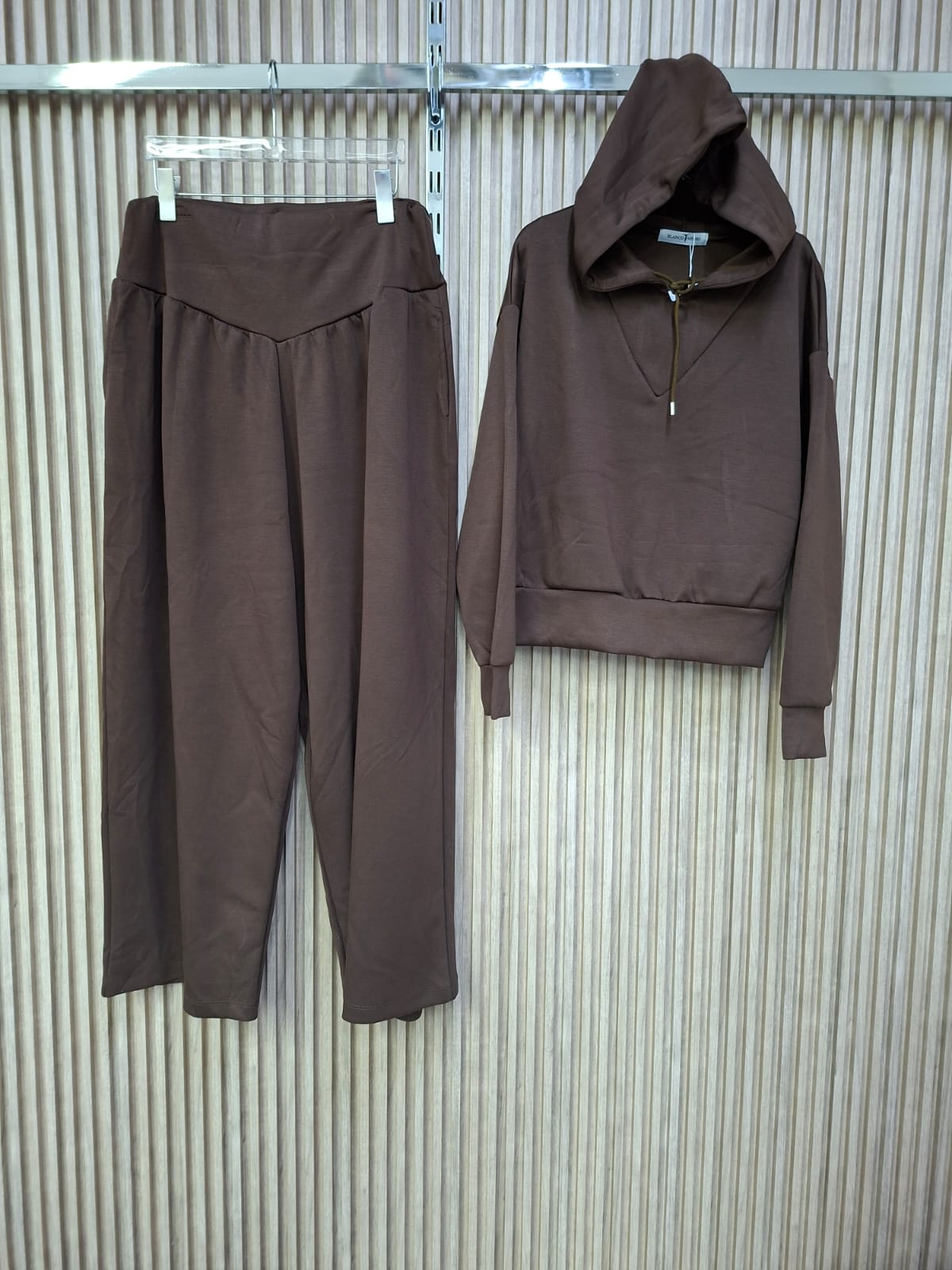 Set De Pants Eira. Un Modelo Muy Comodo, Fresco Y A La Vez Deportivo, El Cual Te Hace SentirteLibre, Sofisticada Y Relajada, El Pantalon Es De Patas Anchas, Presenta Una Cintura Alta Y Un Diseño Muy Favorecedor Con Un Canesú En Forma De "V"