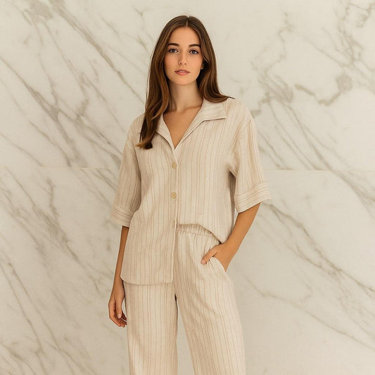 Set Lattea de Rayas Elegante en Lino Ligero con Camisa de Manga Media y Pantalón con Pretina de Resorte Tallas S/M y M/G Colores Arena Ivory Beige