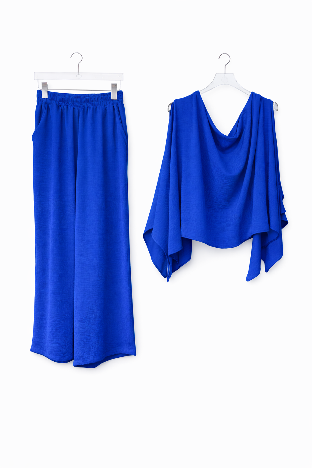 Set Sprint De 3 Piezas Oversize: Pantalón, Crop Top Y Capa.