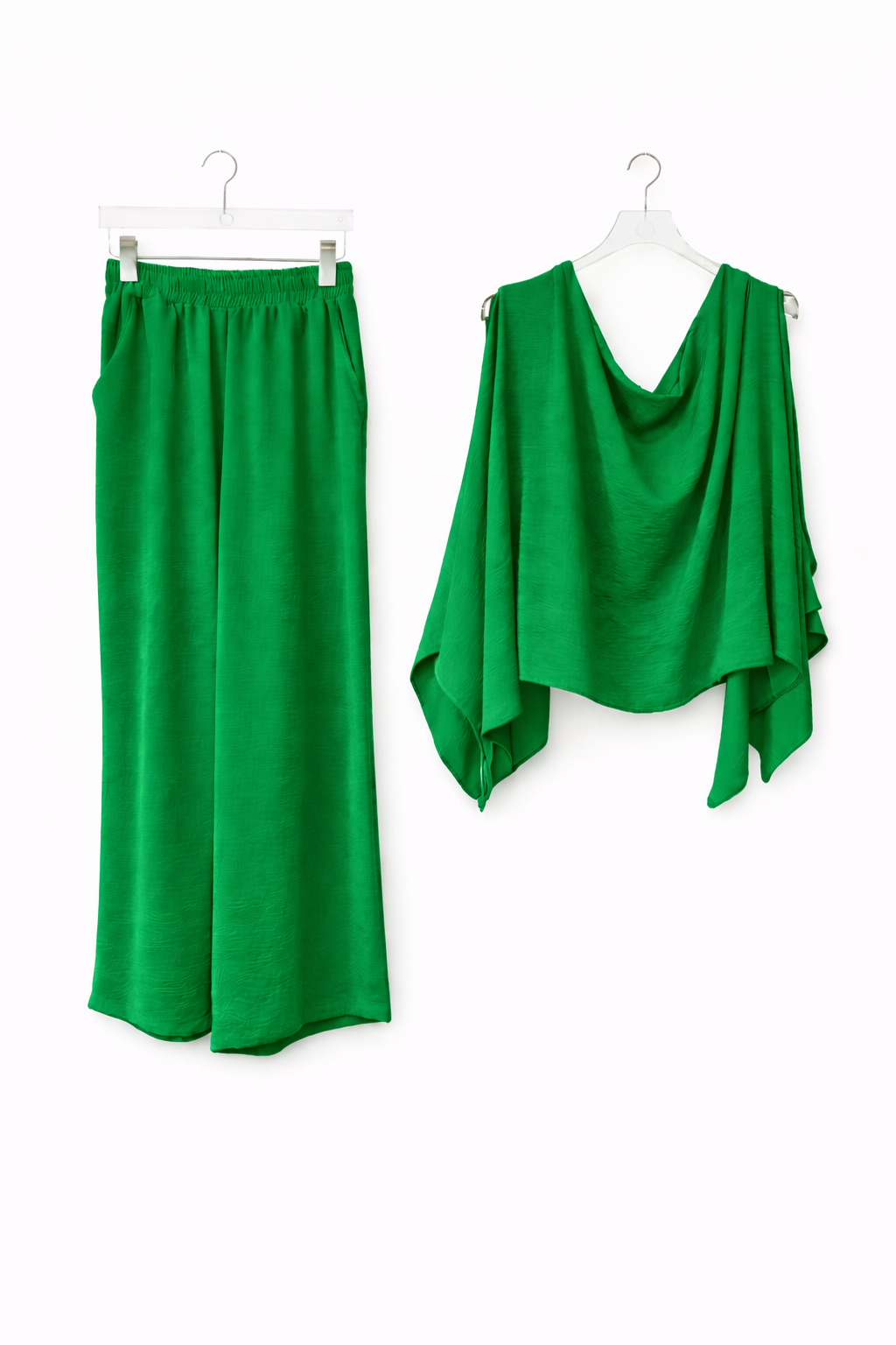 Set Sprint De 3 Piezas Oversize: Pantalón, Crop Top Y Capa.