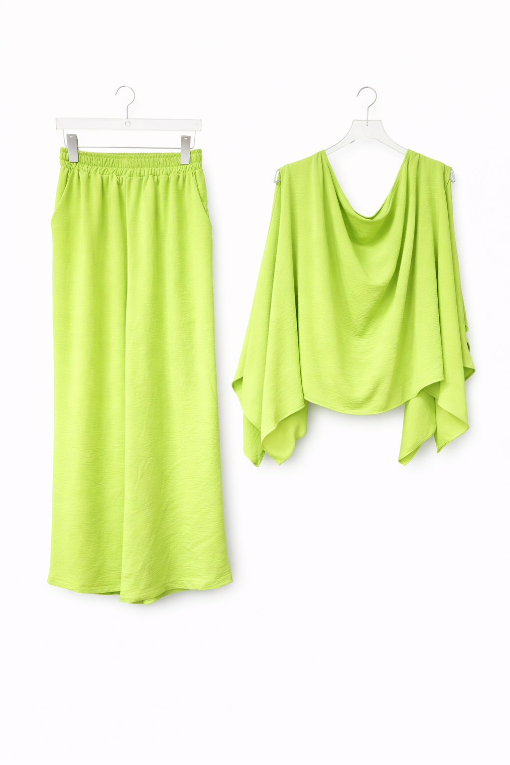 Set Sprint De 3 Piezas Oversize: Pantalón, Crop Top Y Capa.