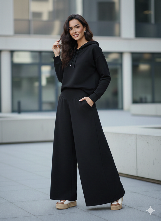 Set De Pants Eira. Un Modelo Muy Comodo, Fresco Y A La Vez Deportivo, El Cual Te Hace SentirteLibre, Sofisticada Y Relajada, El Pantalon Es De Patas Anchas, Presenta Una Cintura Alta Y Un Diseño Muy Favorecedor Con Un Canesú En Forma De "V"