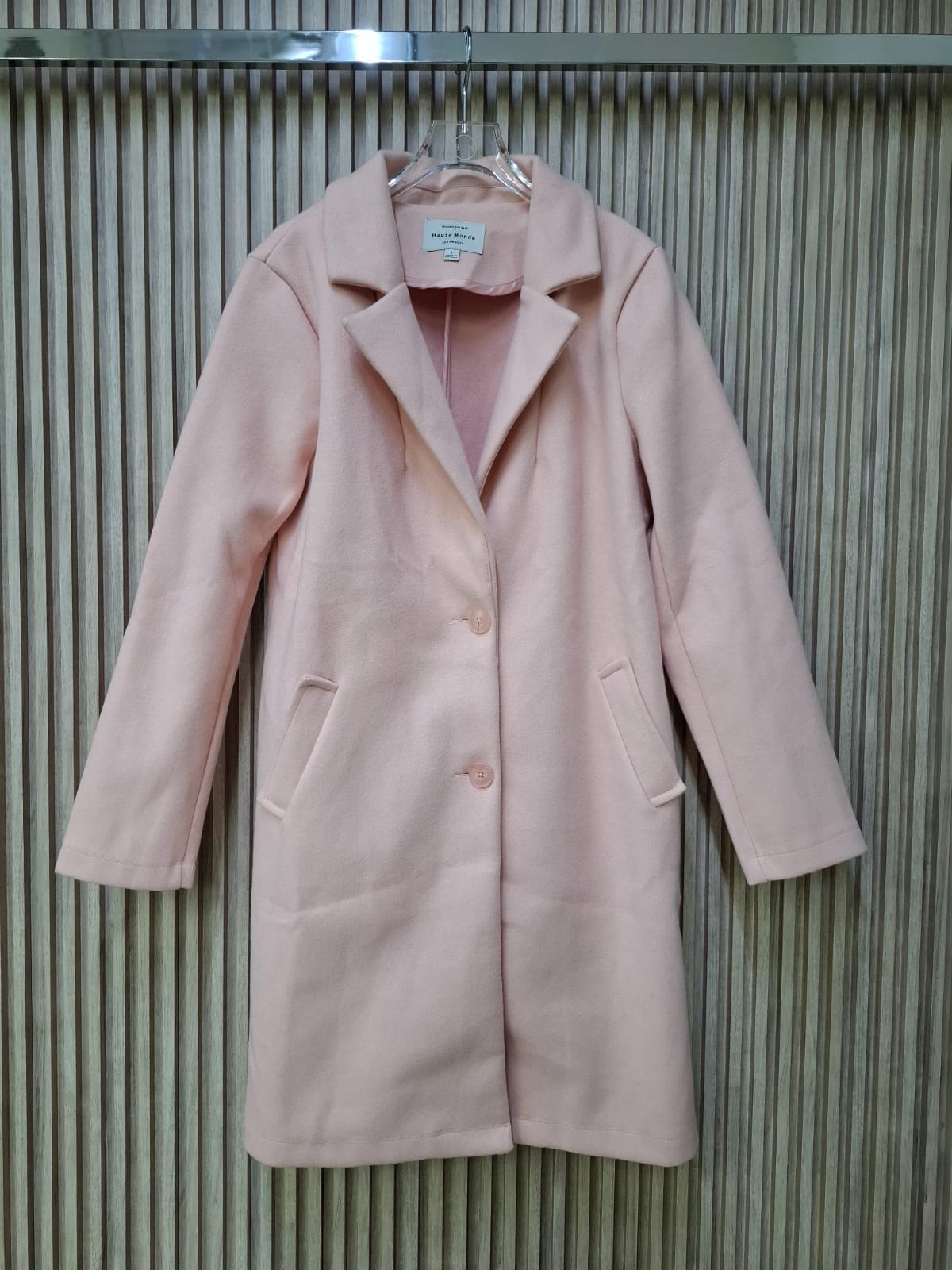 Abrigo Mildred Paño Con Botones Sin Gorro Con Cuello Bolsas A Los Costados Funcionales Para Petit y Curvy Moda Mexicana Femenina Tendencia Viral Ideal Para Temporada De Frio y Otoño