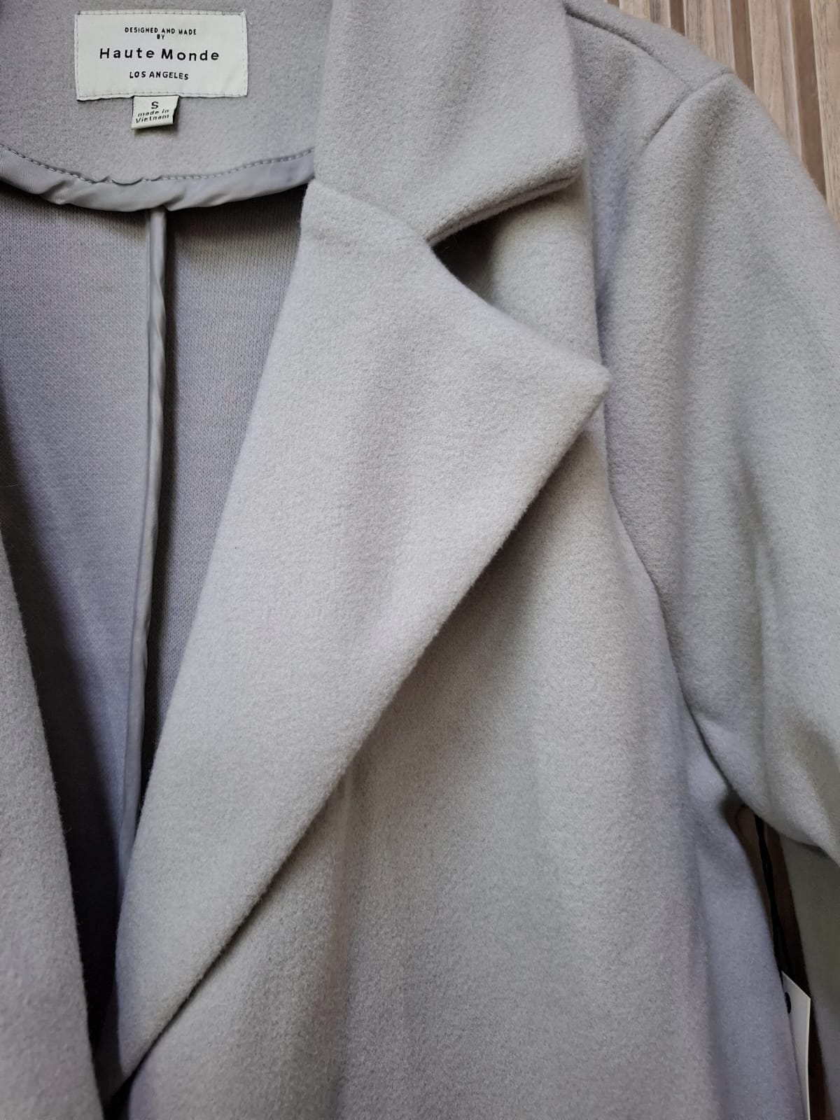 Abrigo Mildred Paño Con Botones Sin Gorro Con Cuello Bolsas A Los Costados Funcionales Para Petit y Curvy Moda Mexicana Femenina Tendencia Viral Ideal Para Temporada De Frio y Otoño