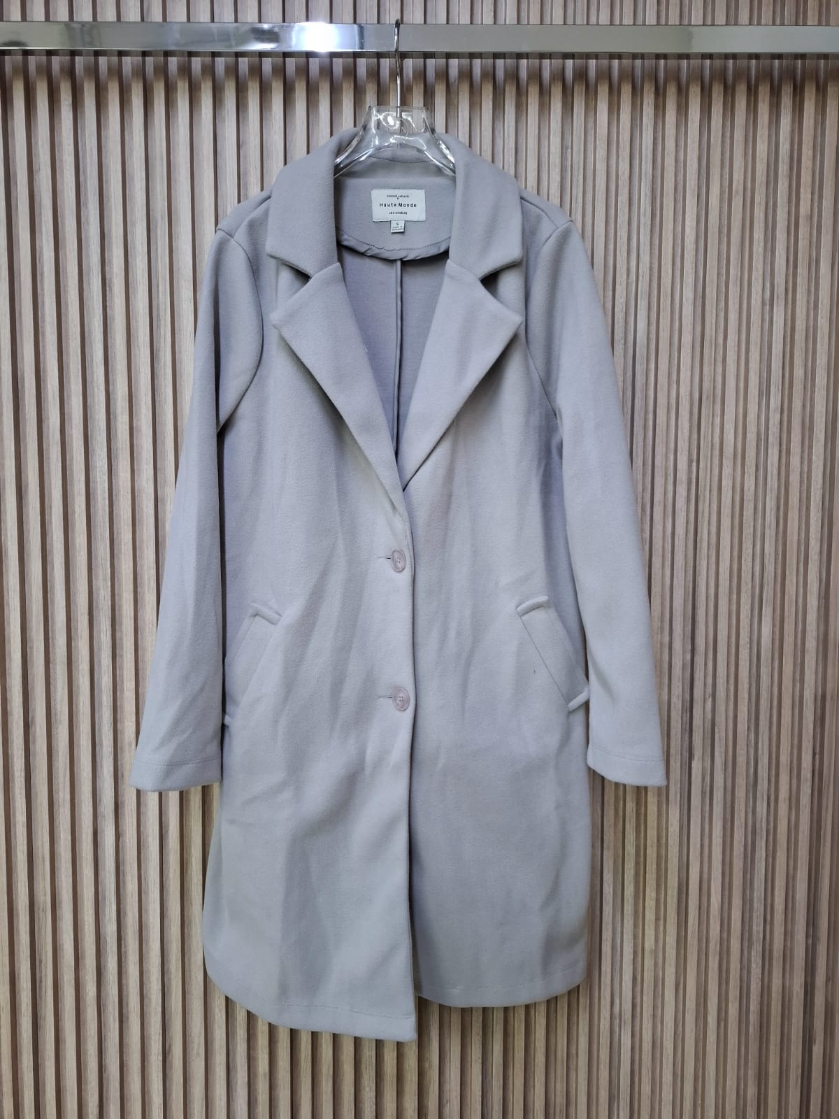 Abrigo Mildred Paño Con Botones Sin Gorro Con Cuello Bolsas A Los Costados Funcionales Para Petit y Curvy Moda Mexicana Femenina Tendencia Viral Ideal Para Temporada De Frio y Otoño