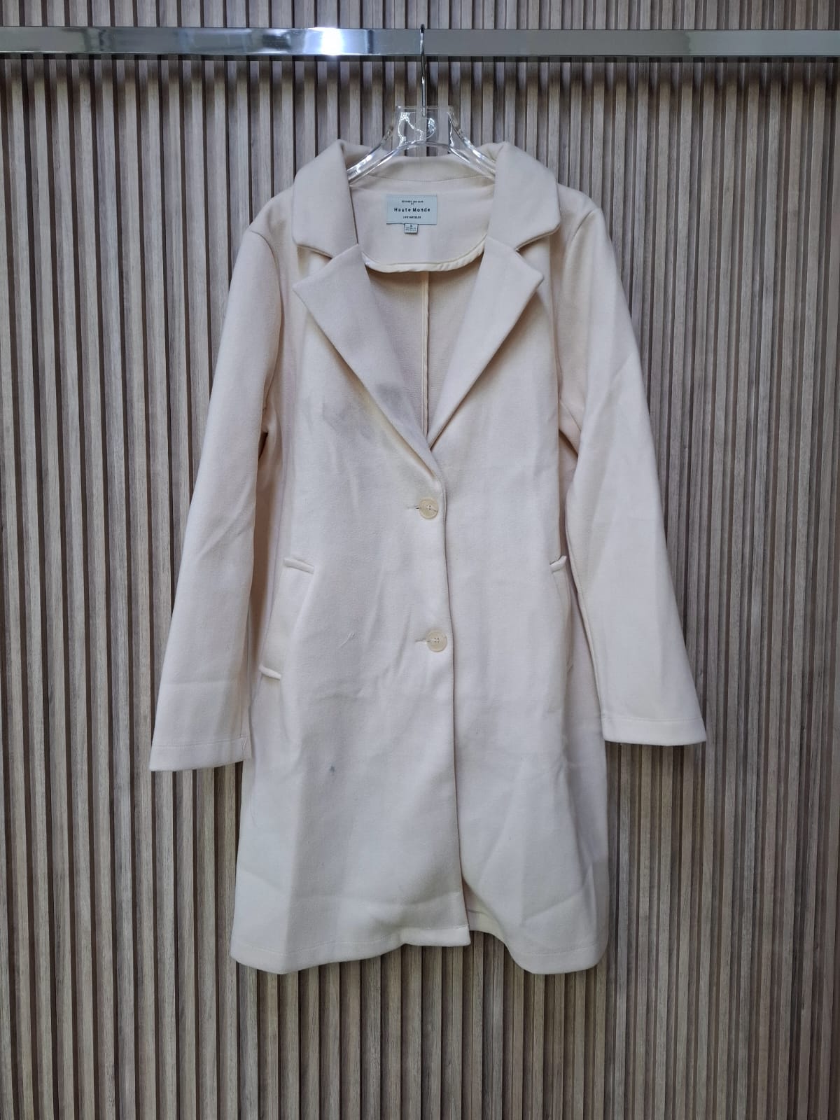 Abrigo Mildred Paño Con Botones Sin Gorro Con Cuello Bolsas A Los Costados Funcionales Para Petit y Curvy Moda Mexicana Femenina Tendencia Viral Ideal Para Temporada De Frio y Otoño