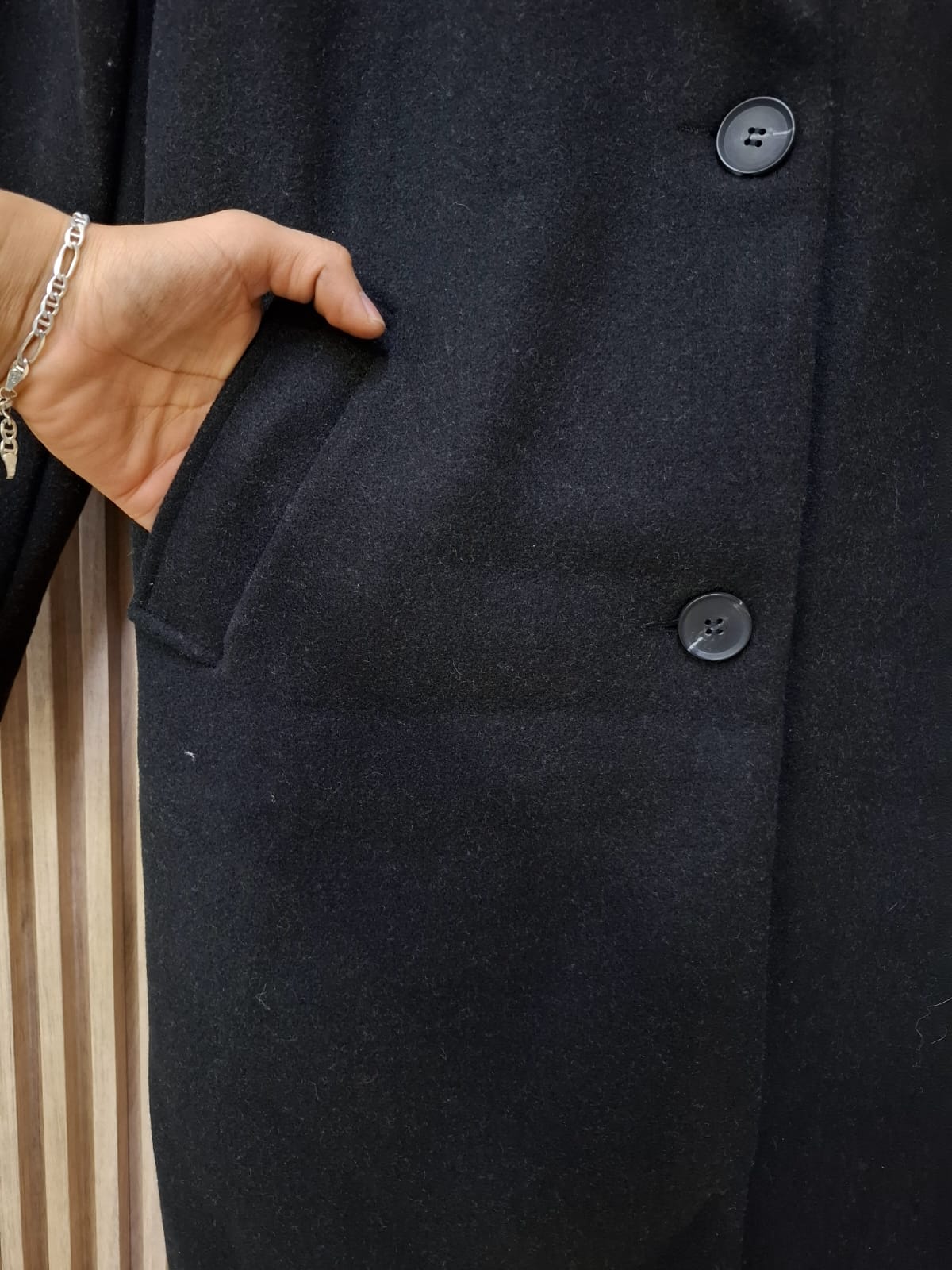 Abrigo Mildred Paño Con Botones Sin Gorro Con Cuello Bolsas A Los Costados Funcionales Para Petit y Curvy Moda Mexicana Femenina Tendencia Viral Ideal Para Temporada De Frio y Otoño