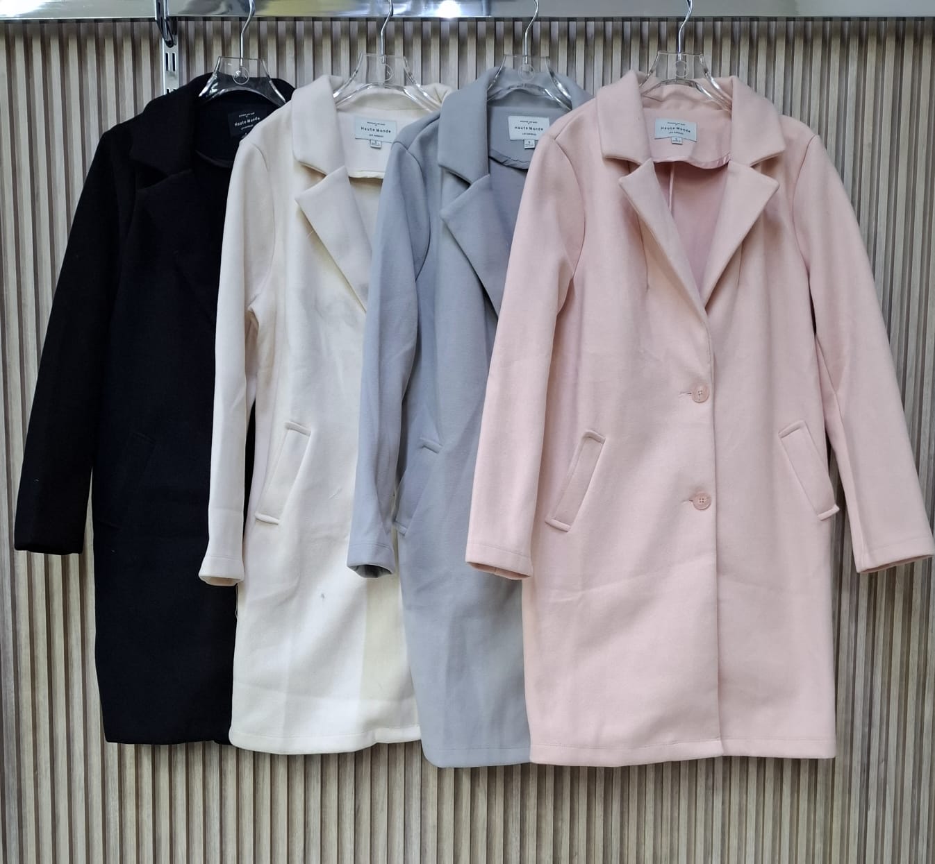 Abrigo Mildred Paño Con Botones Sin Gorro Con Cuello Bolsas A Los Costados Funcionales Para Petit y Curvy Moda Mexicana Femenina Tendencia Viral Ideal Para Temporada De Frio y Otoño