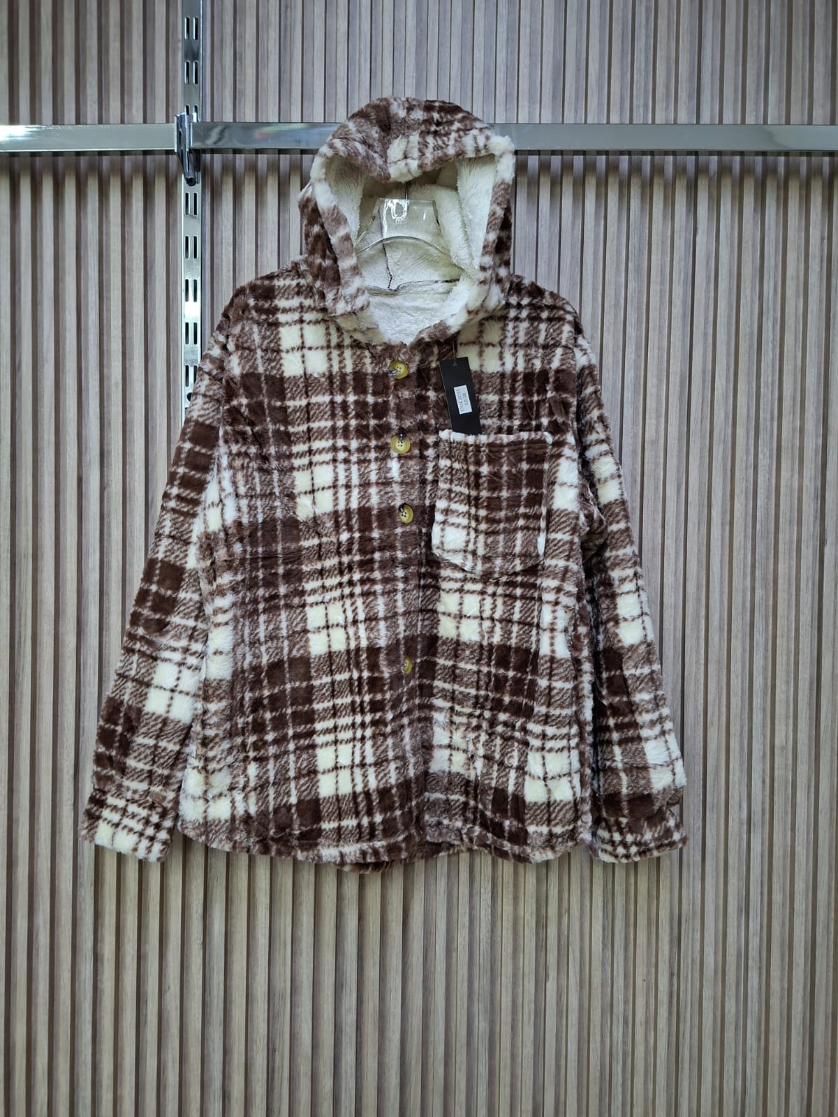 Chamarra Amber JK2137Q Teddy Con Borrego Talla S/M y G/XL Suave Con Bolsas Funcionales y Botones Carey Ideal Para invierno Con Gorra Petit Curvy Casual Moda Viral Tendencia Cuadros Calientita