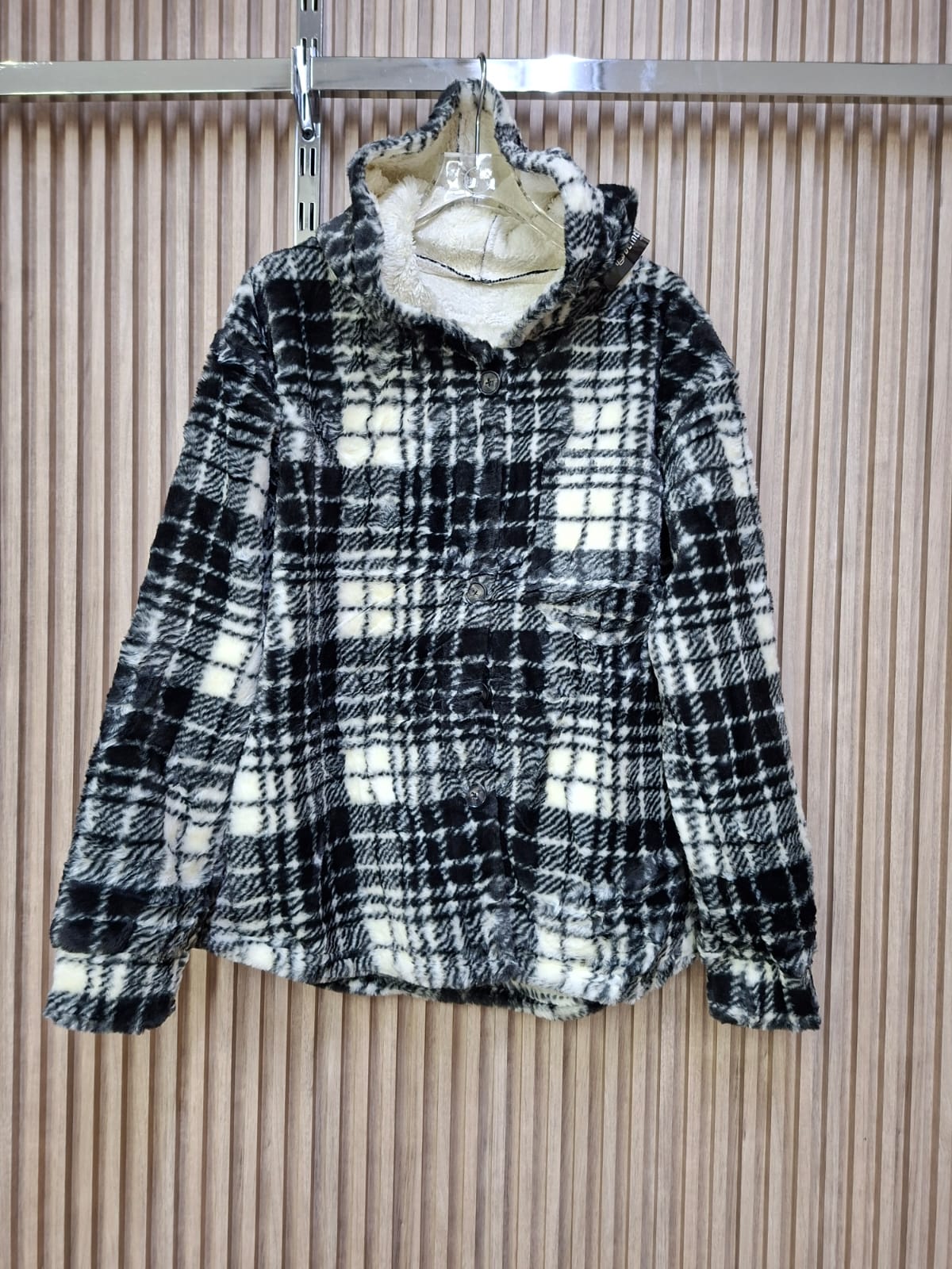 Chamarra Amber JK2137Q Teddy Con Borrego Talla S/M y G/XL Suave Con Bolsas Funcionales y Botones Carey Ideal Para invierno Con Gorra Petit Curvy Casual Moda Viral Tendencia Cuadros Calientita