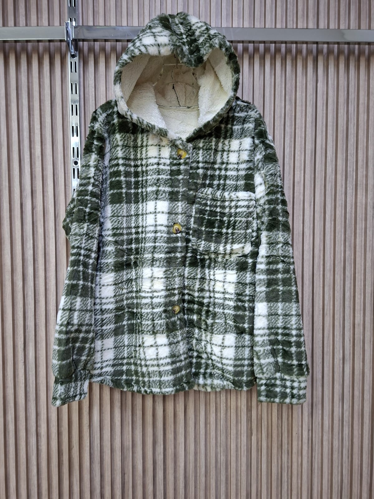 Chamarra Amber JK2137Q Teddy Con Borrego Talla S/M y G/XL Suave Con Bolsas Funcionales y Botones Carey Ideal Para invierno Con Gorra Petit Curvy Casual Moda Viral Tendencia Cuadros Calientita