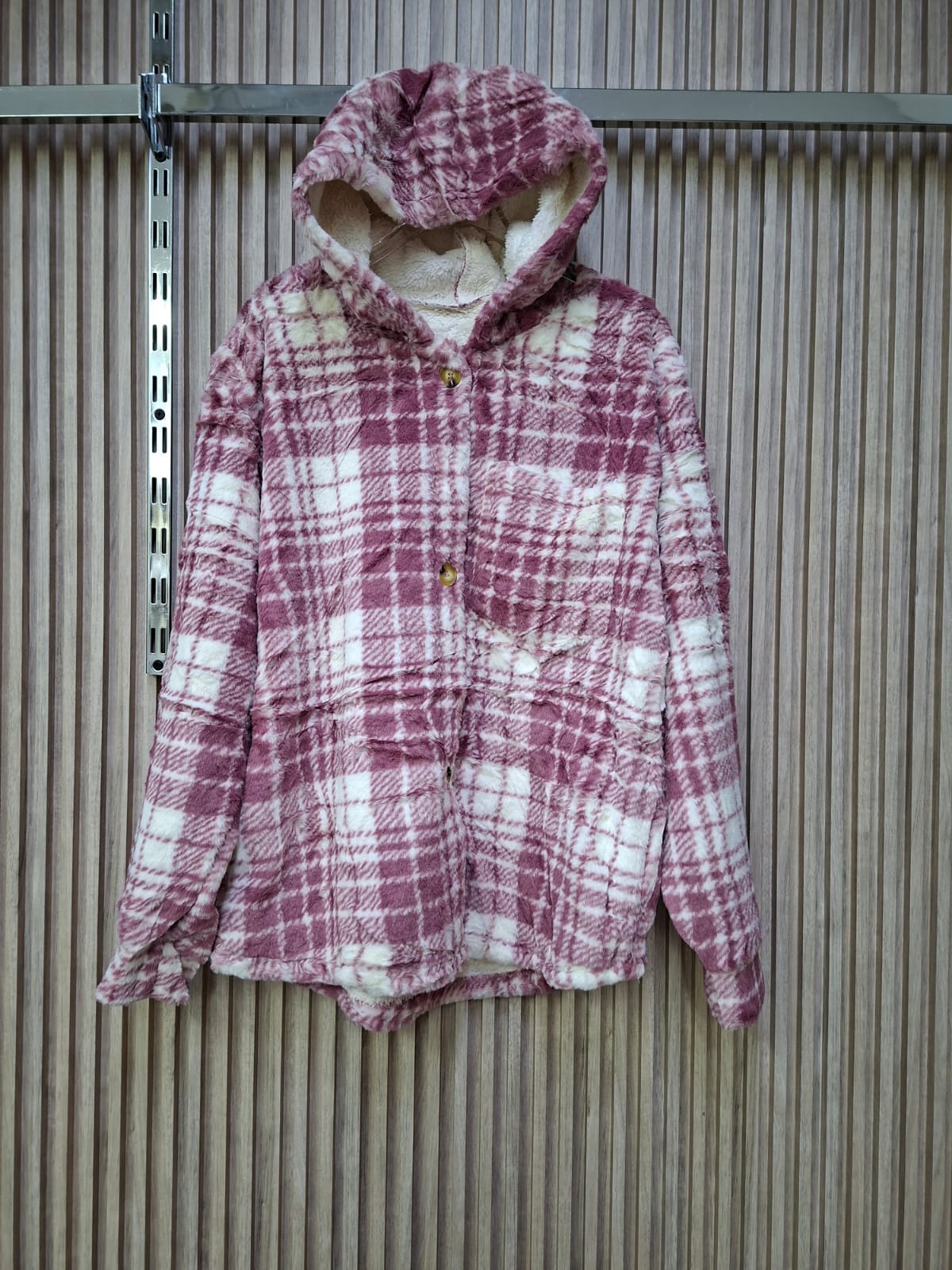 Chamarra Amber JK2137Q Teddy Con Borrego Talla S/M y G/XL Suave Con Bolsas Funcionales y Botones Carey Ideal Para invierno Con Gorra Petit Curvy Casual Moda Viral Tendencia Cuadros Calientita