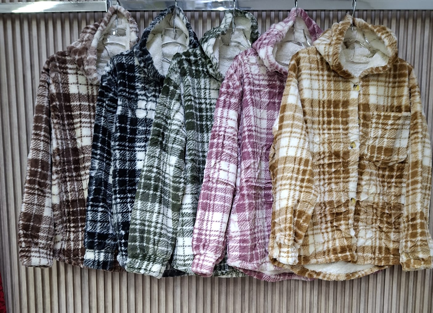 Chamarra Amber JK2137Q Teddy Con Borrego Talla S/M y G/XL Suave Con Bolsas Funcionales y Botones Carey Ideal Para invierno Con Gorra Petit Curvy Casual Moda Viral Tendencia Cuadros Calientita