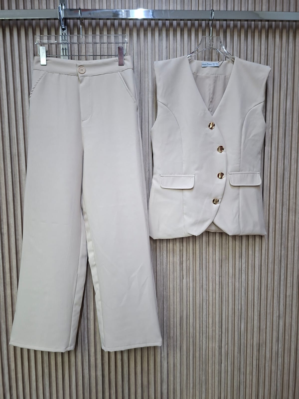 Set Doris Talla Compartida 2PZS Con Bolsas a los costados Moda Tendencia Con Botones Para Petit y Curvy