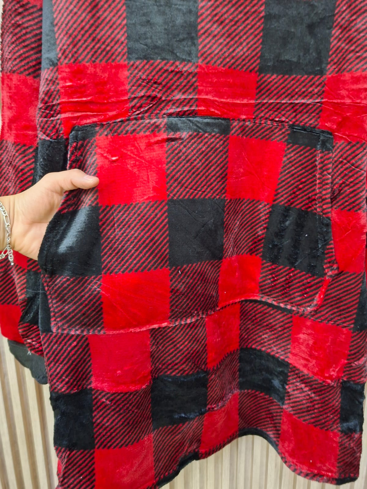 Sudadera Cory JK1055Q Cobija Manga Larga Con Bolsa Funcional Aborregado Unitalla Cuadrados Ideal Para El Invierno Para Petit YCurvy Moda Femenina Tendencia Viral