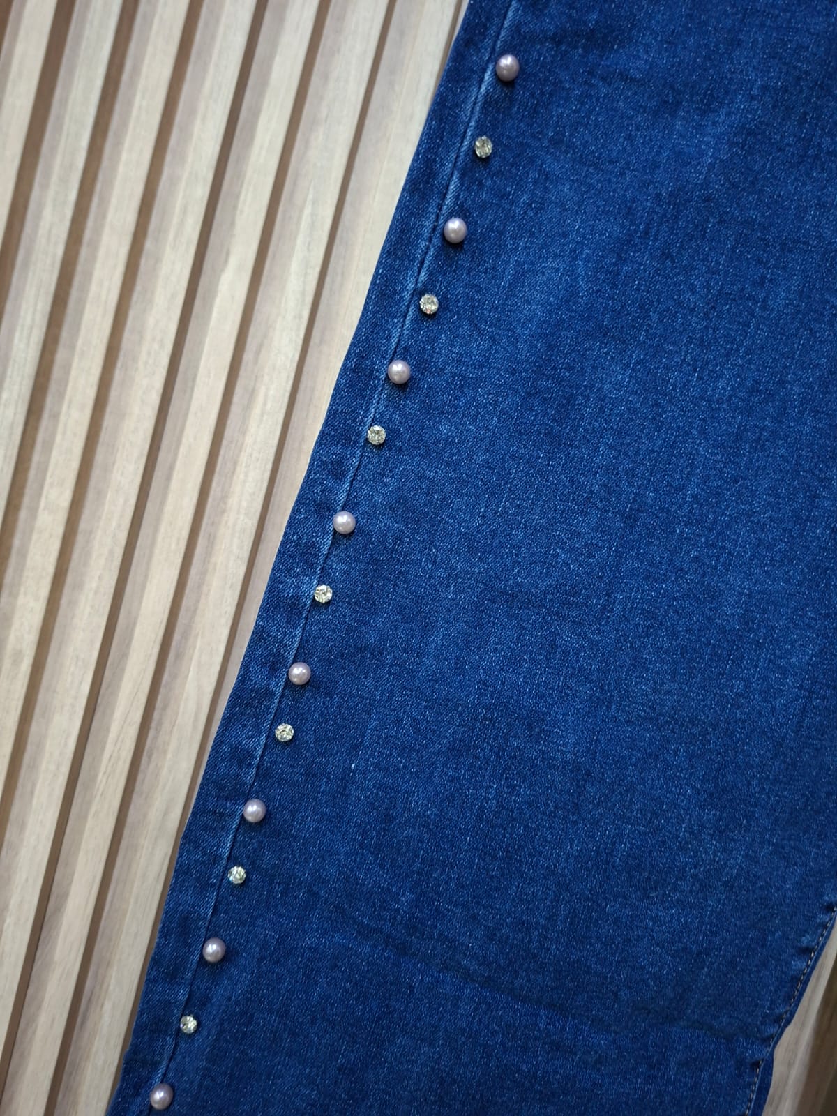 Pantalon DF175 Con Estoperol y Perlas Bolsas Funcionales Mezclilla Oscura Talla 3-13 Corte Recto Moda Femenina Tendencia Viral Petit Curvy