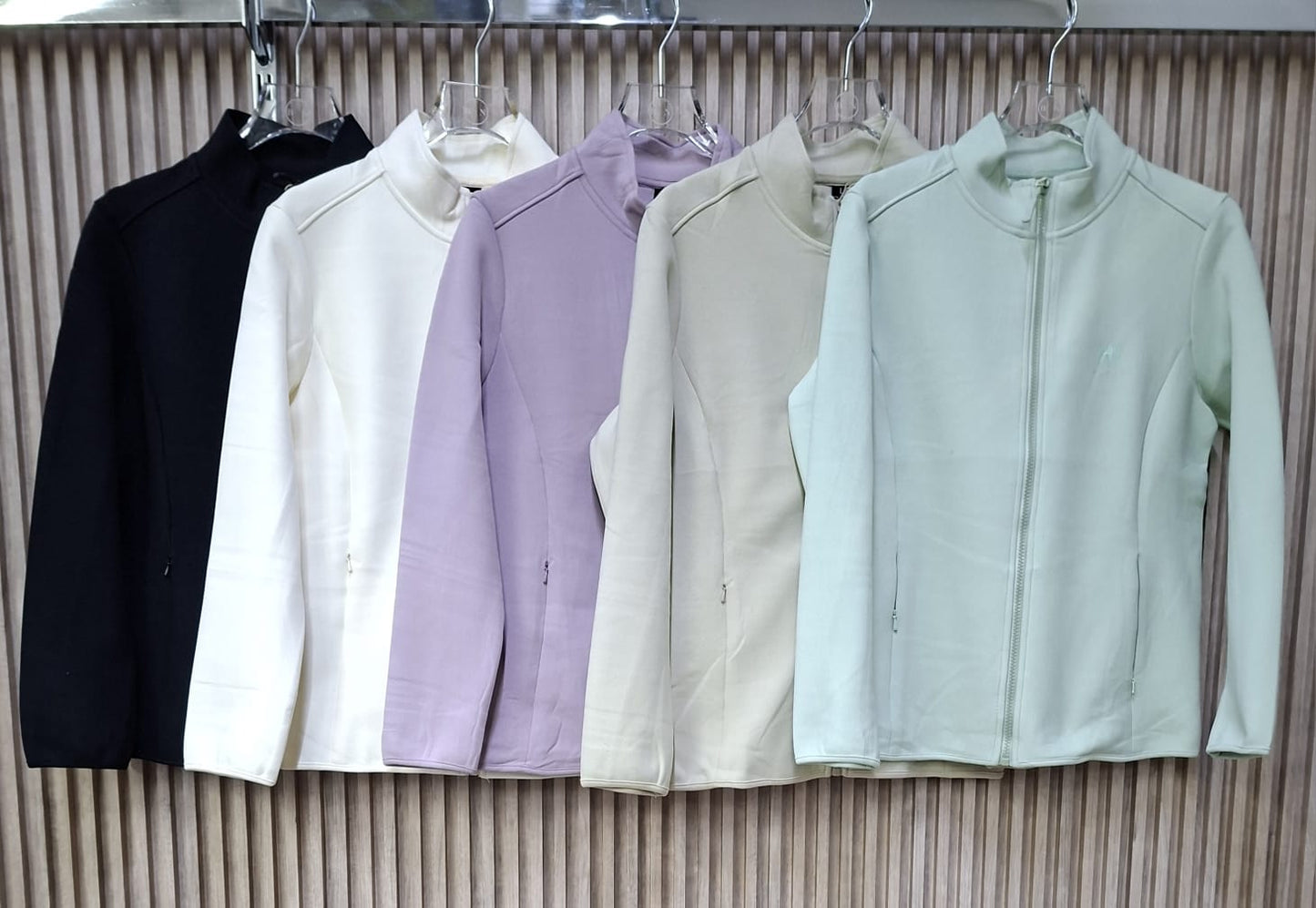 Chamarra Deportiva Aleida Y758 Tela Térmica  Con Bolsas Funcionales Detalles En toda Chamarra Cómoda y Versátil  Perfecta Para El Día Día  Talla L, XL ,2XL y 3XL  Para Esta Temporada Moda Femenina Viral Petit Curvy