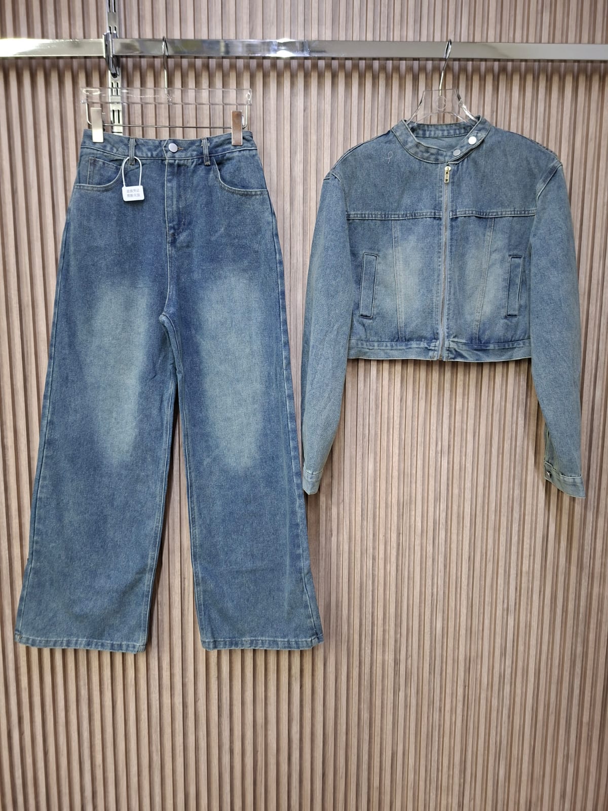 Set Almendra T902 Demi Mezclilla Oscuro  Unico Tono Comodo y Versatil Perfecto Para El Día Día Con Bolsas Funcionales a Los Costados Talla M y G  Para Curvy y Petit Pantalón De Pata Ancha Estilo Casual  Atemporal Moda Femenina Mexicana