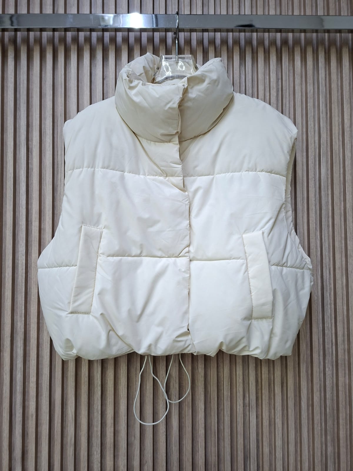 Chaleco Puffy Acolchado Stormy J0092 Con Bolsas Funcionales Detalles En toda Chamarra Cómoda y Versátil  Perfecta Para El Día Día  Talla S , M y L  Para Esta Temporada Moda Femenina Viral Petit Curvy