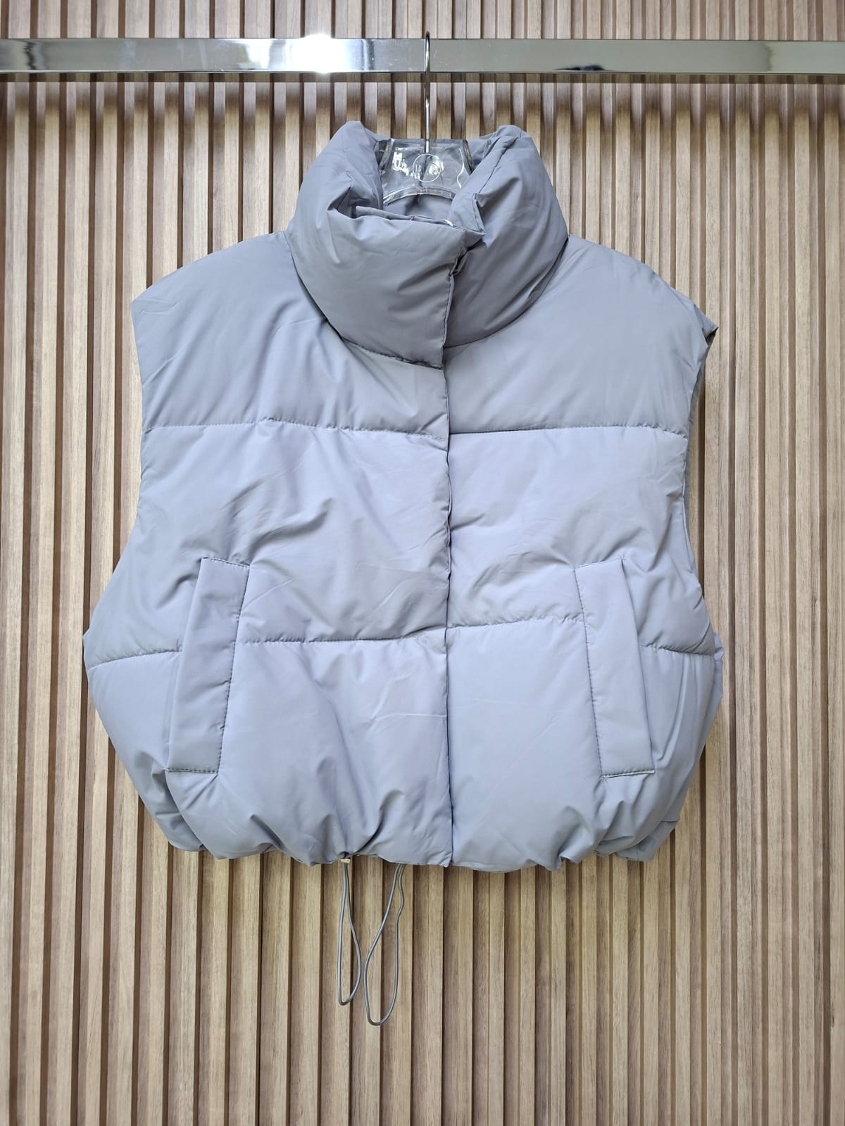 Chaleco Puffy Acolchado Stormy J0092 Con Bolsas Funcionales Detalles En toda Chamarra Cómoda y Versátil  Perfecta Para El Día Día  Talla S , M y L  Para Esta Temporada Moda Femenina Viral Petit Curvy