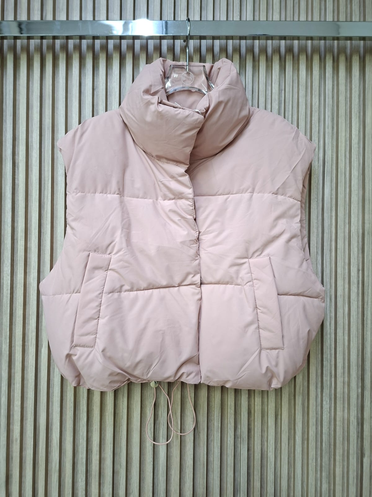 Chaleco Puffy Acolchado Stormy J0092 Con Bolsas Funcionales Detalles En toda Chamarra Cómoda y Versátil  Perfecta Para El Día Día  Talla S , M y L  Para Esta Temporada Moda Femenina Viral Petit Curvy