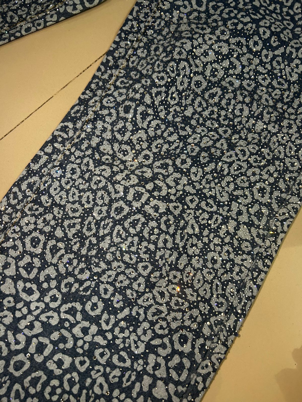 Pantalon LM1016 Animal Print Claro y Oscuro Con Brillos Talla S M y G  Mezclilla Regida Con Brillos Ideal Para Esta Temporada Para Petit Con Sublimado de animal Print Tendencia Viral Moda Femenina Casual Para Uso Diario