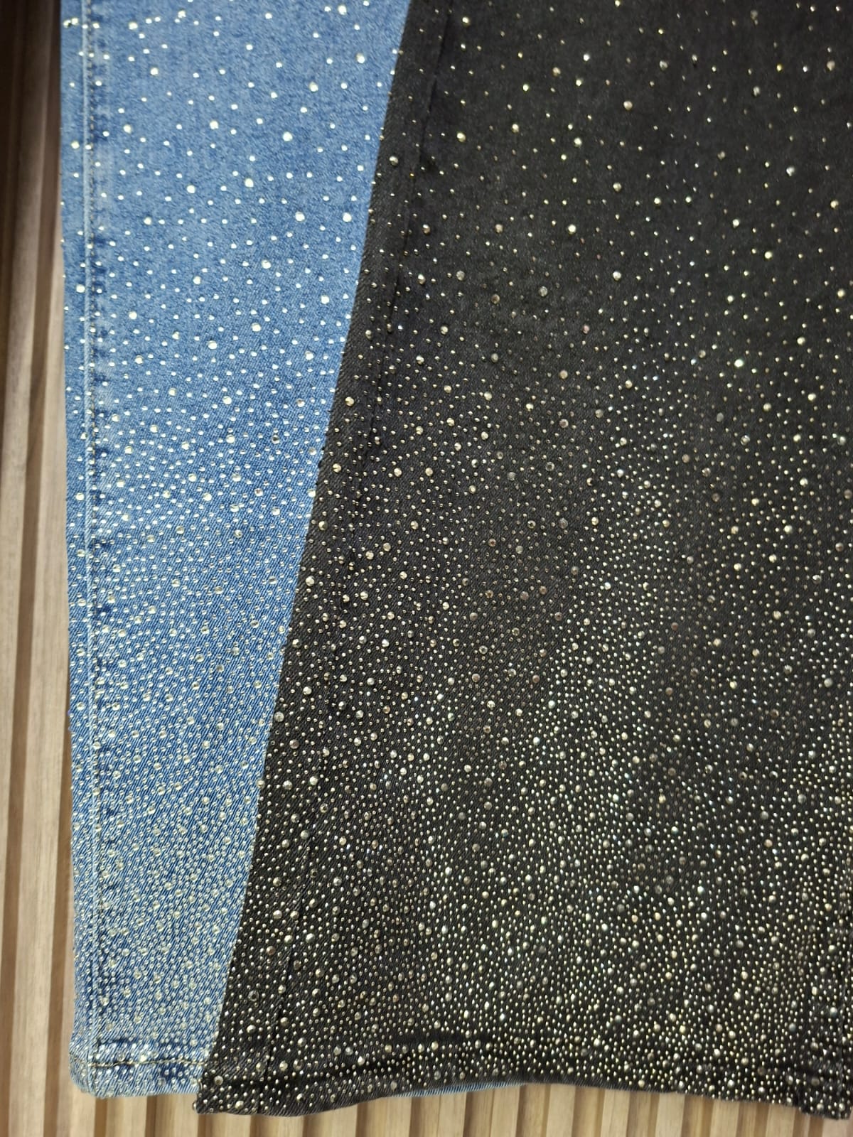 Pantalon LM1076 S M y G Con Brillos Enfrente y Atras Denim Ideal Para Petit y Curvy Casual Corte Recto  Con Bolsas Funcionales Para Uso Diario Moda Femenina Mexicana