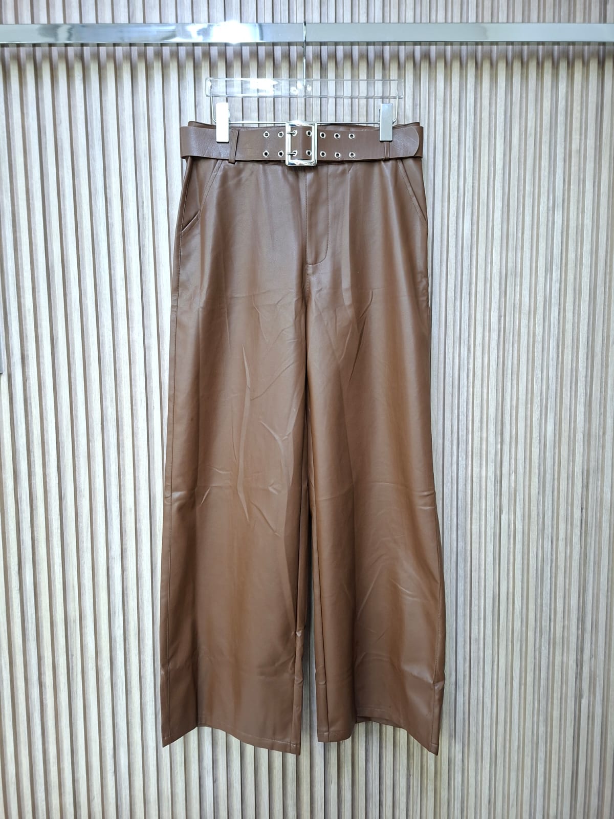 Pantalón M53934PT Wide-Leg "Sienna" de Vinipiel. Elegante, Femenina, Con Estilo Audaz, Contemporaneo, Sofisticado Y De Textura Suave, Con Estilo Elegante.