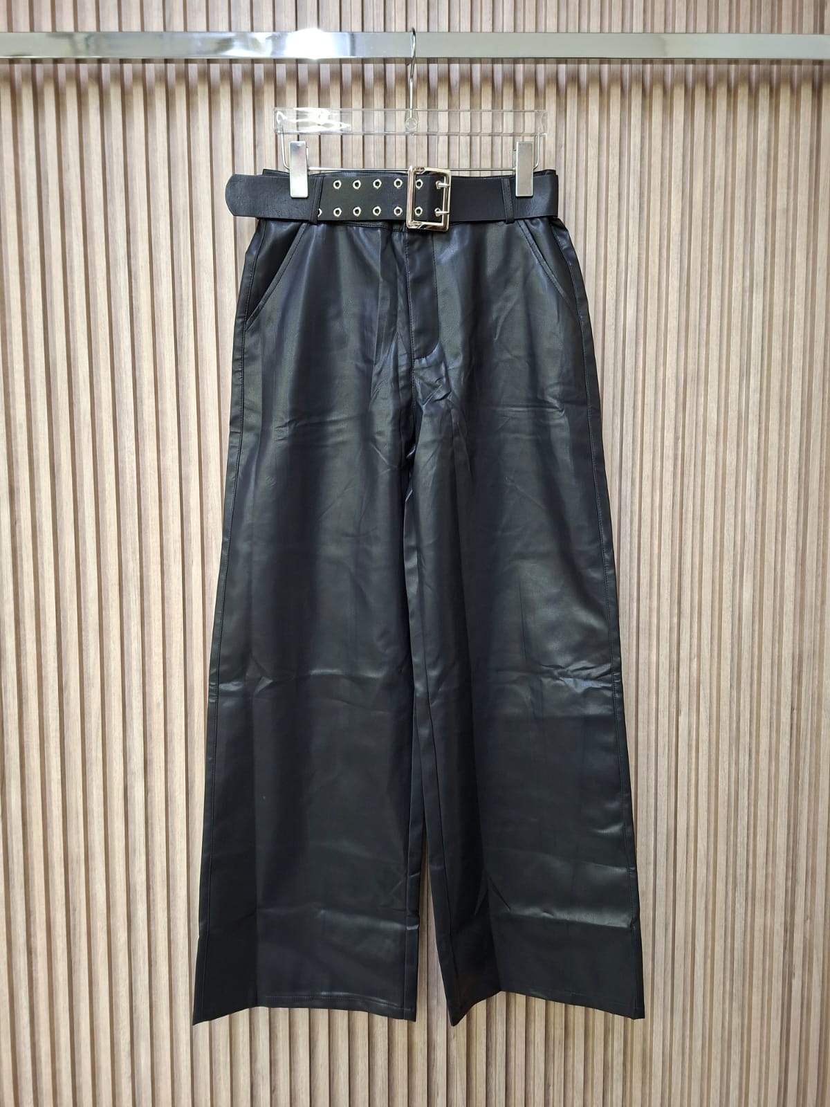 Pantalón M53934PT Wide-Leg "Sienna" de Vinipiel. Elegante, Femenina, Con Estilo Audaz, Contemporaneo, Sofisticado Y De Textura Suave, Con Estilo Elegante.