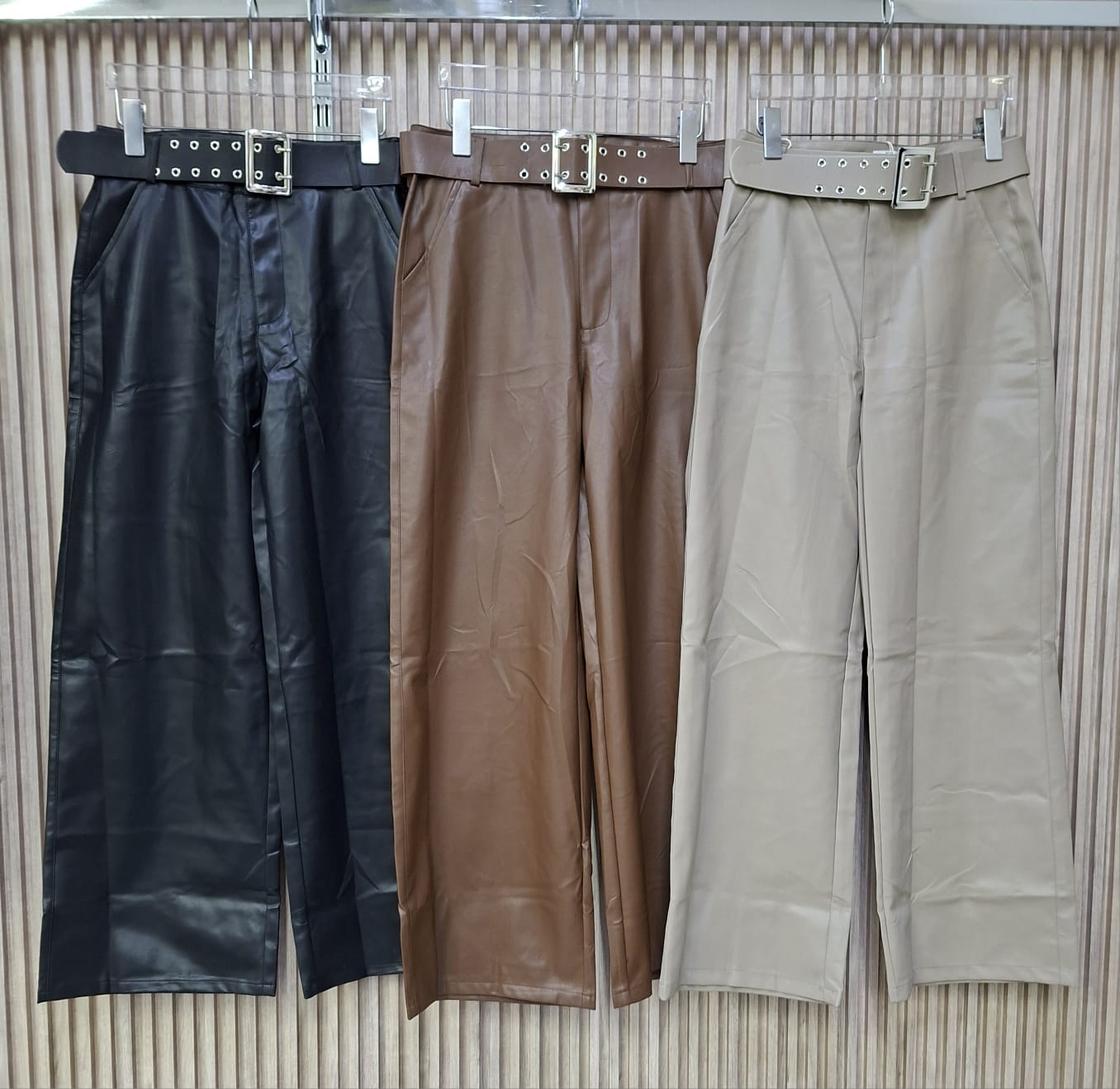 Pantalón M53934PT Wide-Leg "Sienna" de Vinipiel. Elegante, Femenina, Con Estilo Audaz, Contemporaneo, Sofisticado Y De Textura Suave, Con Estilo Elegante.