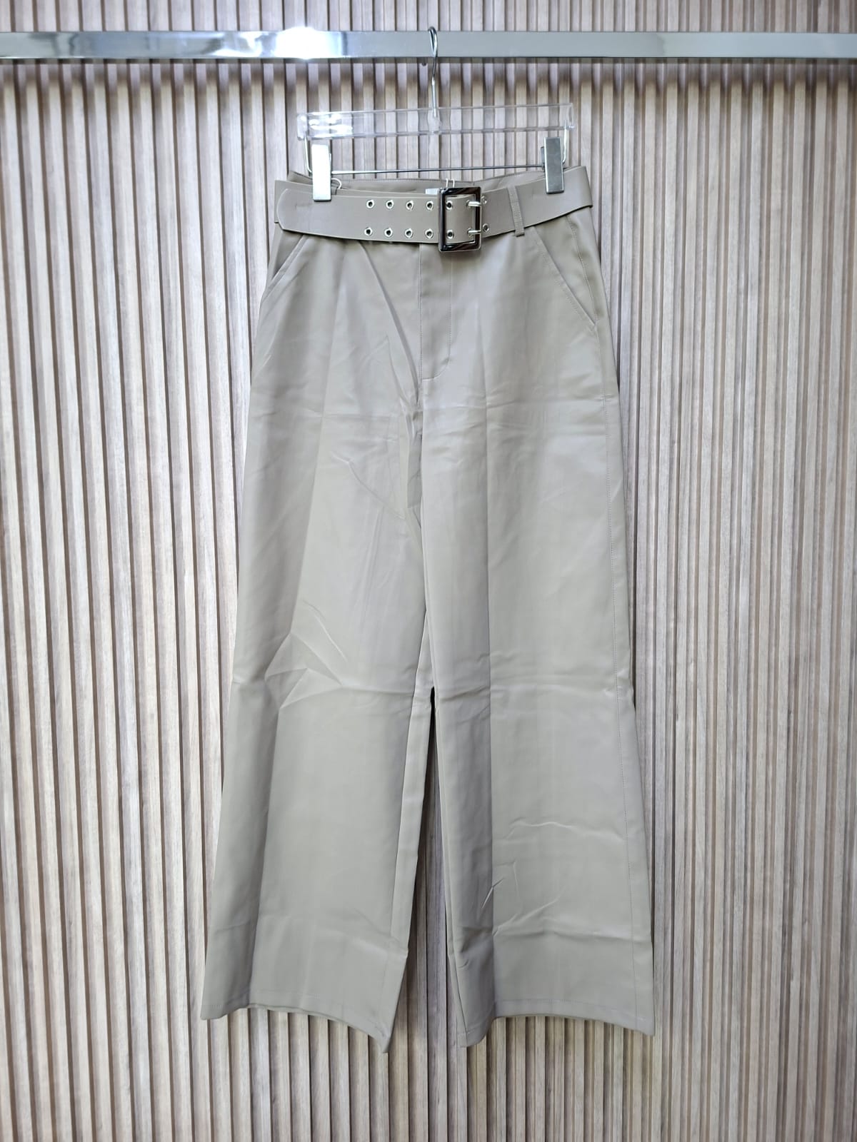 Pantalón M53934PT Wide-Leg "Sienna" de Vinipiel. Elegante, Femenina, Con Estilo Audaz, Contemporaneo, Sofisticado Y De Textura Suave, Con Estilo Elegante.