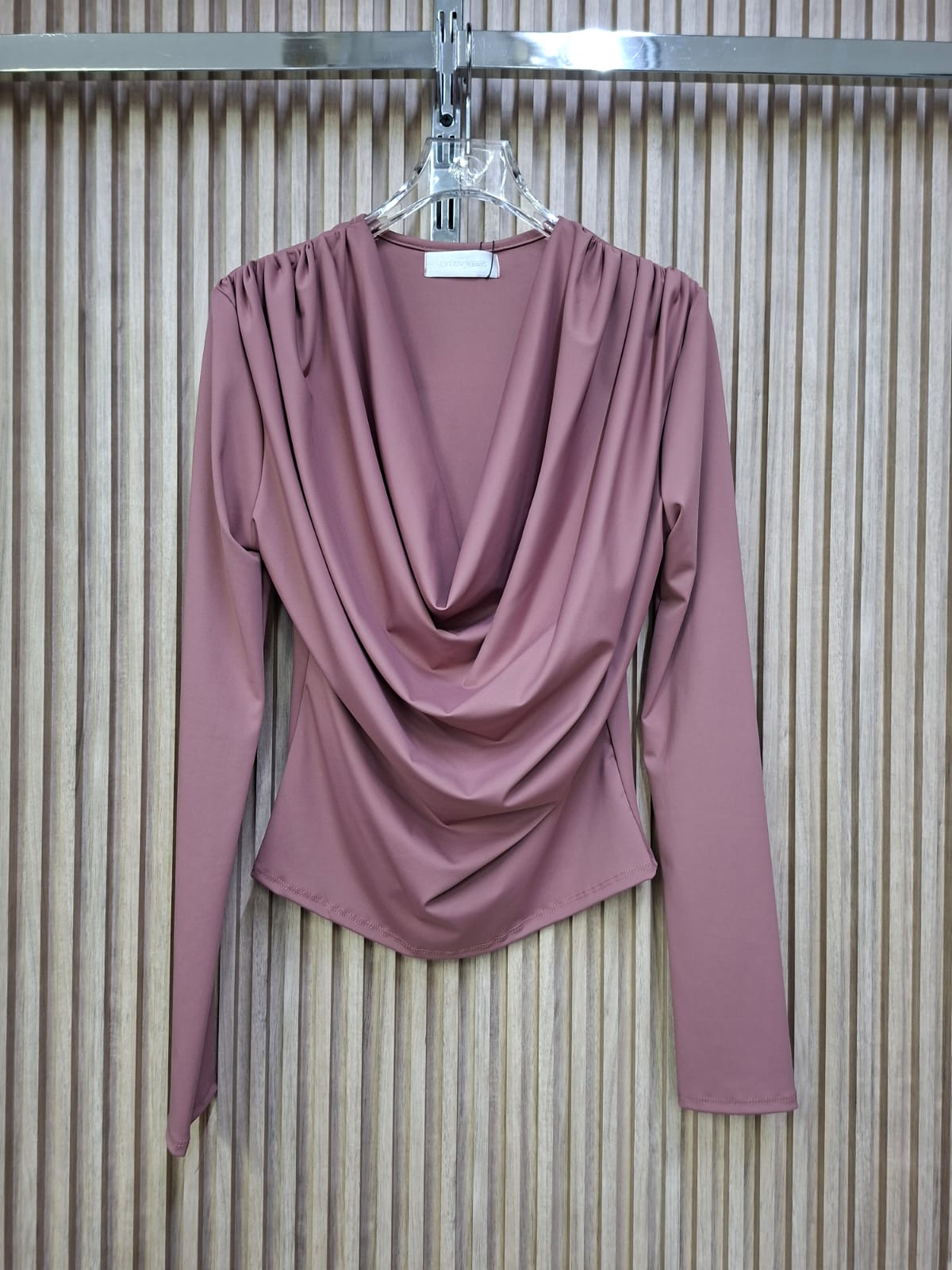 Blusa Malva Glamour. Con Estilo Y Elegancia, Femenina, Sofisticada, Versatil, Ideal Para Sentirte Poderosa Y Delicadamente Chic.