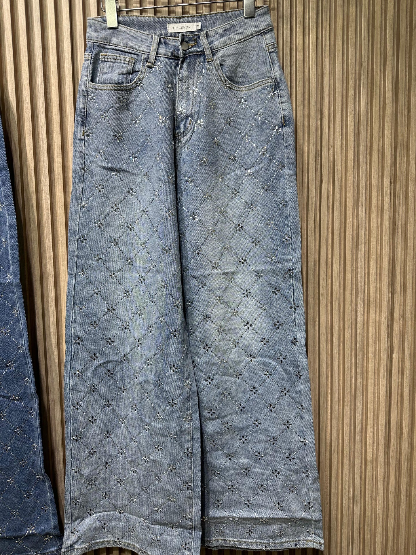 Pantalon LM1111 Denim Rombos Diamantes. Ideal Para Looks Casuales Y Elevados, Para Tallas Petit Y Curvy, Femenina, De La Talla CH  A La Talla G