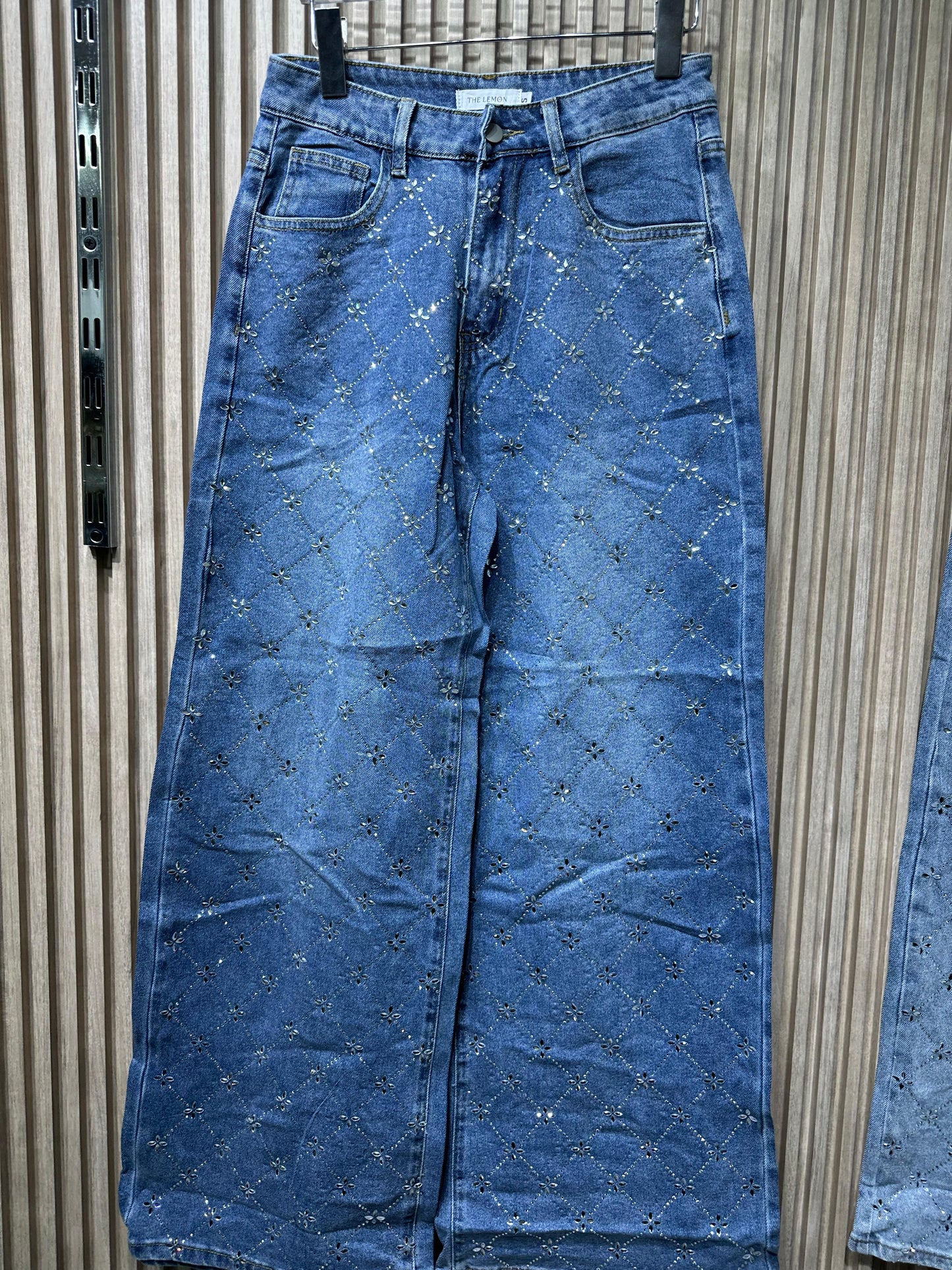 Pantalon LM1111 Denim Rombos Diamantes. Ideal Para Looks Casuales Y Elevados, Para Tallas Petit Y Curvy, Femenina, De La Talla CH  A La Talla G