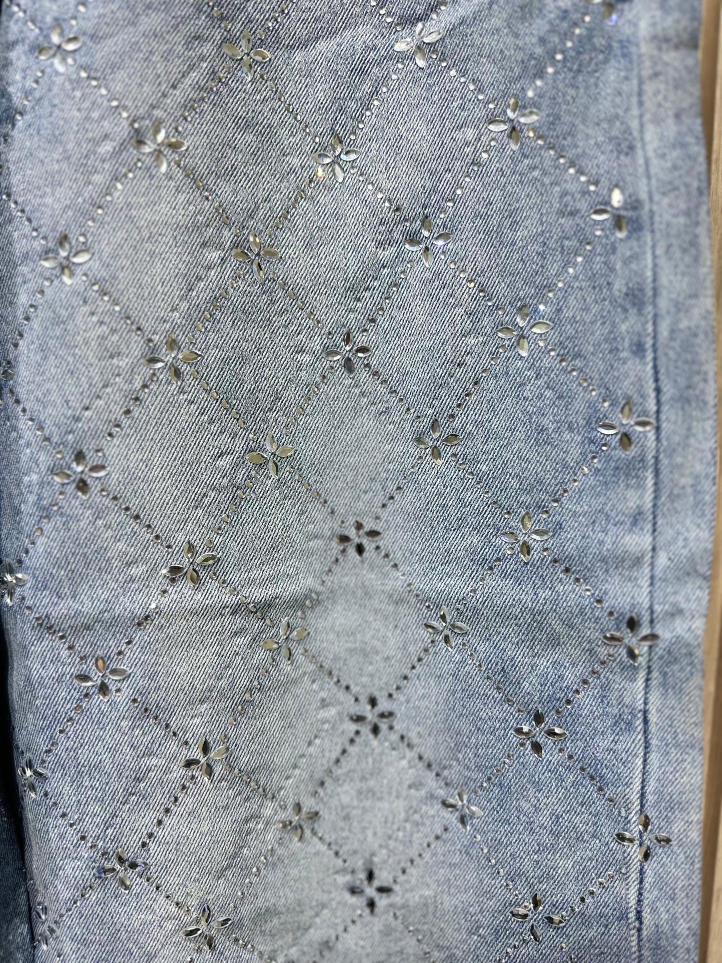 Pantalon LM1111 Denim Rombos Diamantes. Ideal Para Looks Casuales Y Elevados, Para Tallas Petit Y Curvy, Femenina, De La Talla CH  A La Talla G