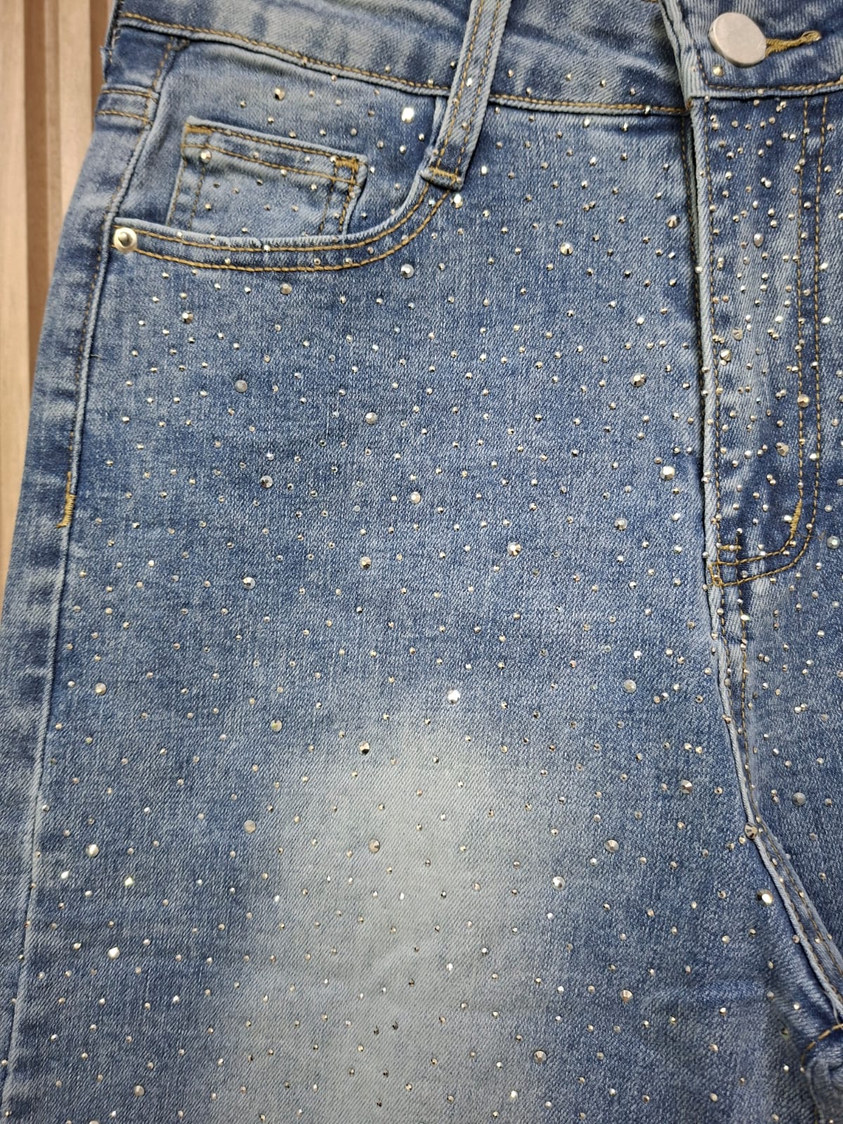 Pantalon D9007 Denim Destellos. Tendencia, Comodidad, Con Look Elegante, Versatil, Femenino, Petit, Con Un Toque De Glamour Discreto.