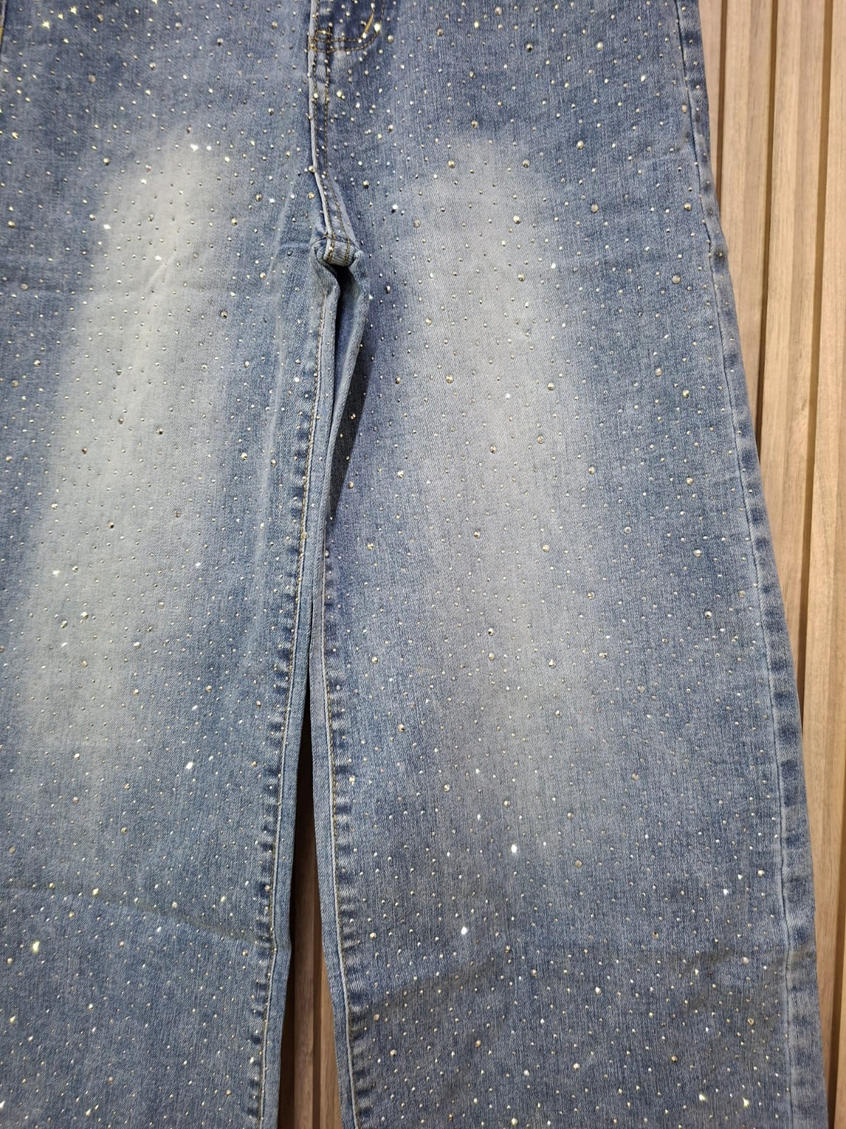 Pantalon D9007 Denim Destellos. Tendencia, Comodidad, Con Look Elegante, Versatil, Femenino, Petit, Con Un Toque De Glamour Discreto.