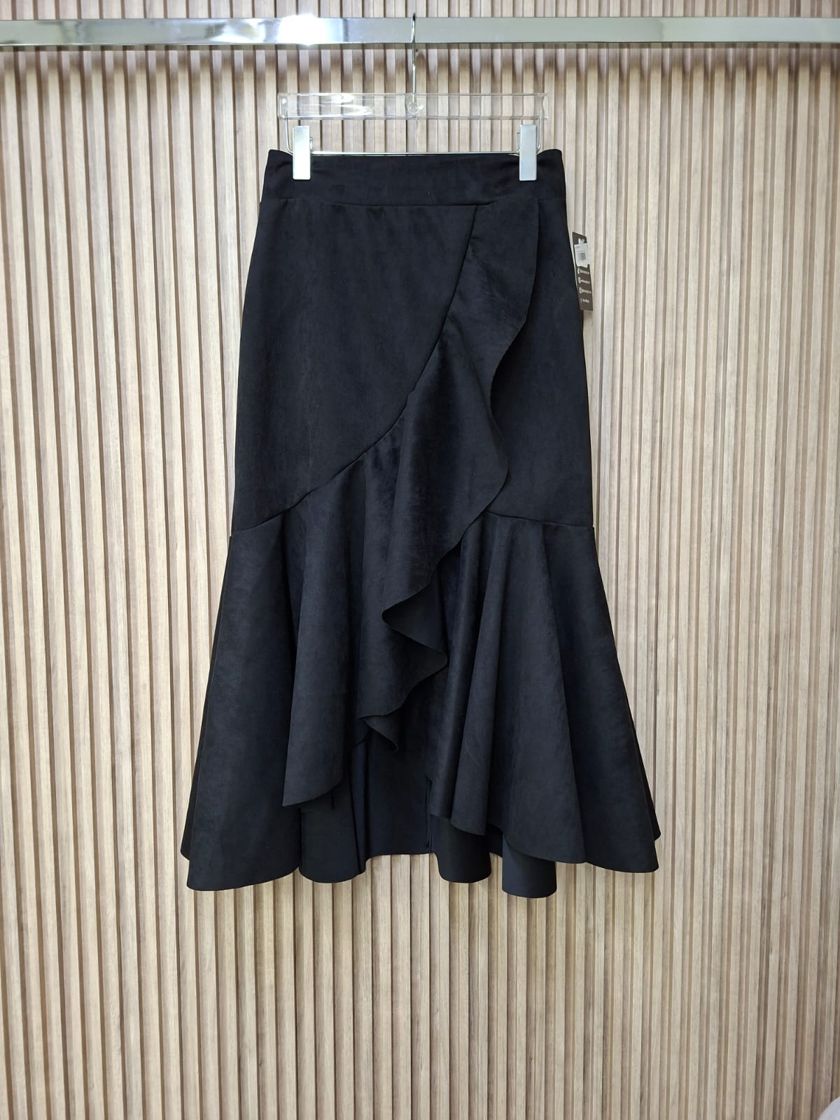 Falda Envolvente Tecno Gamuza. De Textura Suave, Con Un Elegante Y Dramatico, Femenino, Combinable.