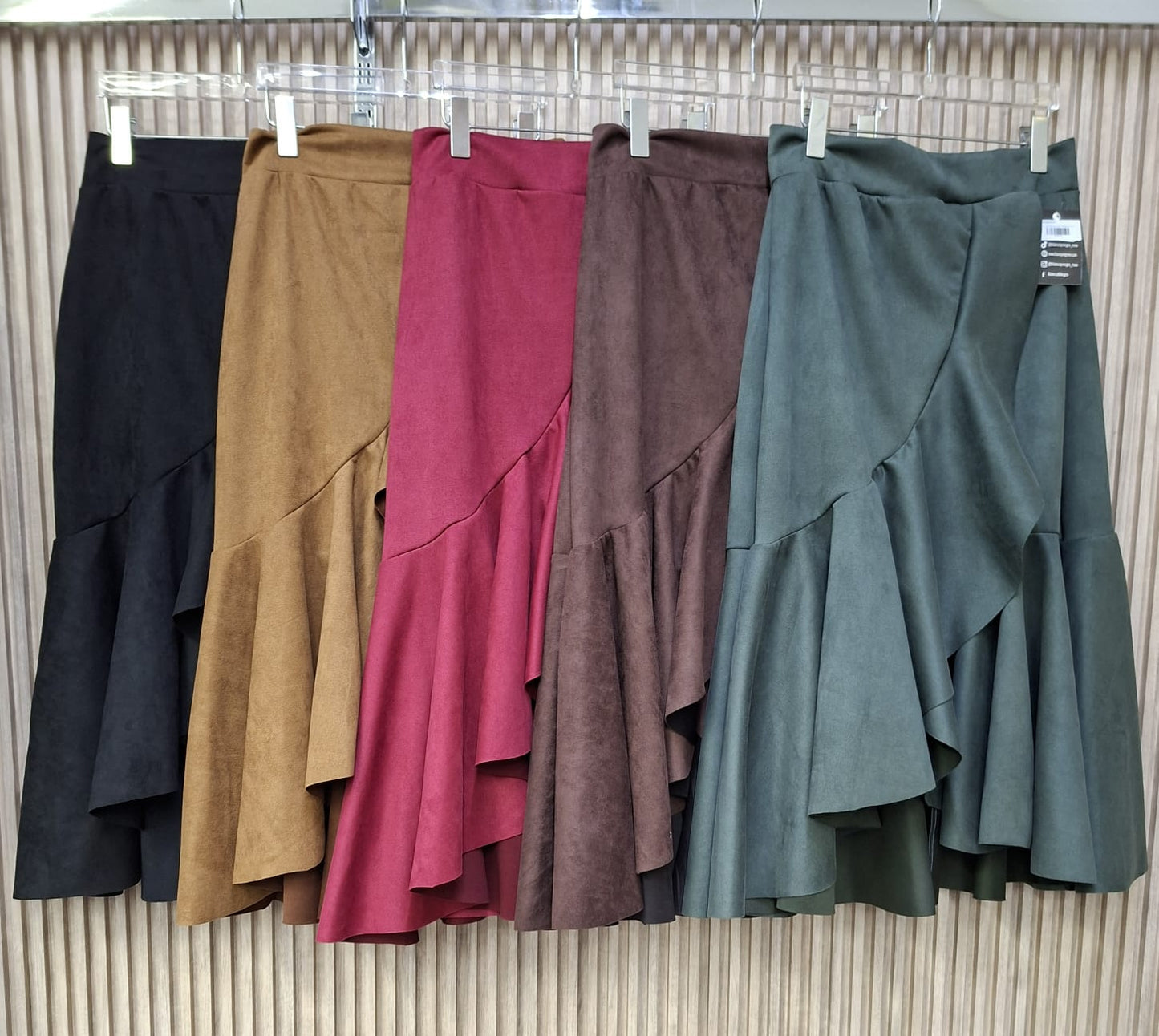 Falda Envolvente Tecno Gamuza. De Textura Suave, Con Un Elegante Y Dramatico, Femenino, Combinable.